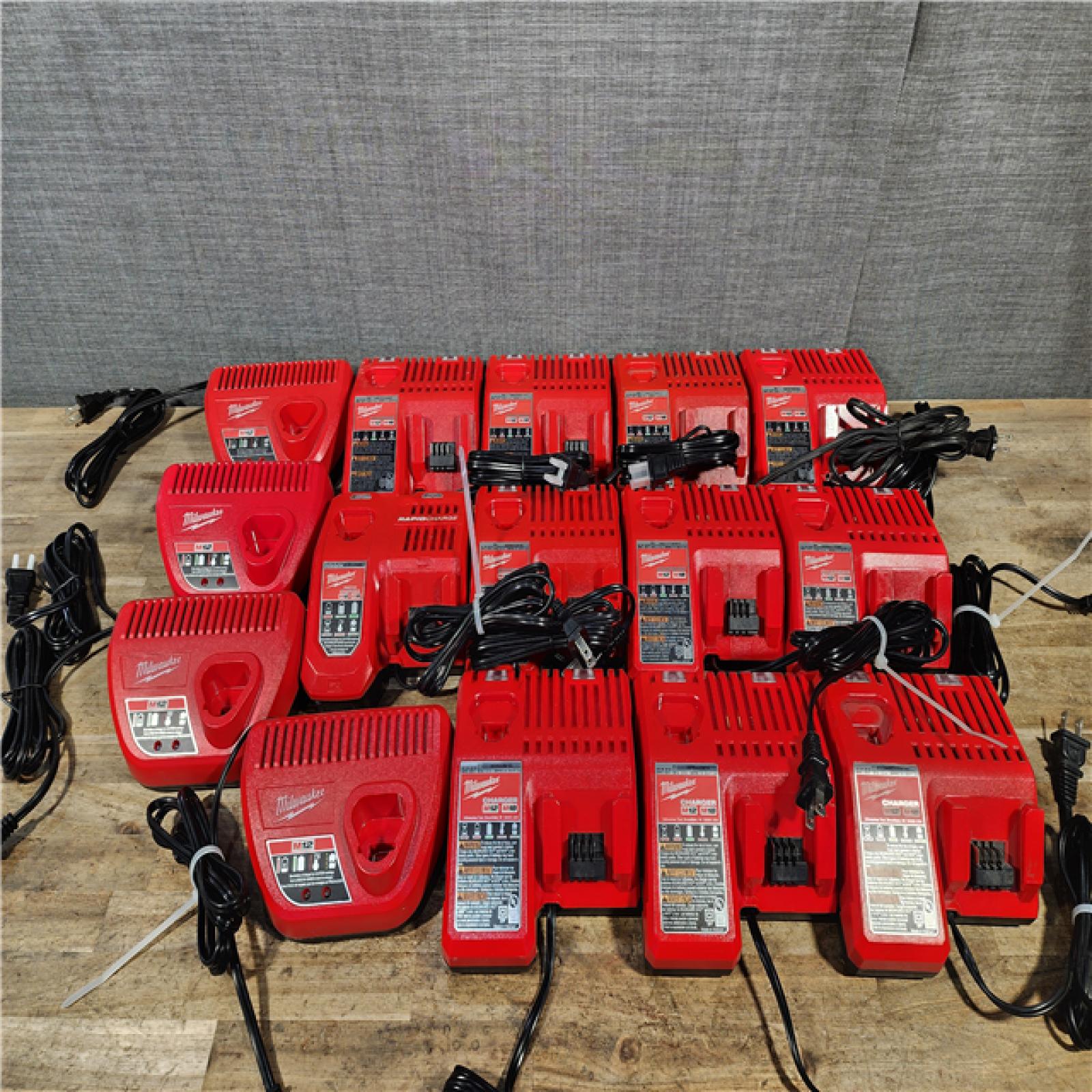 HOUSTON LOCATION - AS-IS MILWAUKEE BATTERY CHARGER PACK QTY - 15