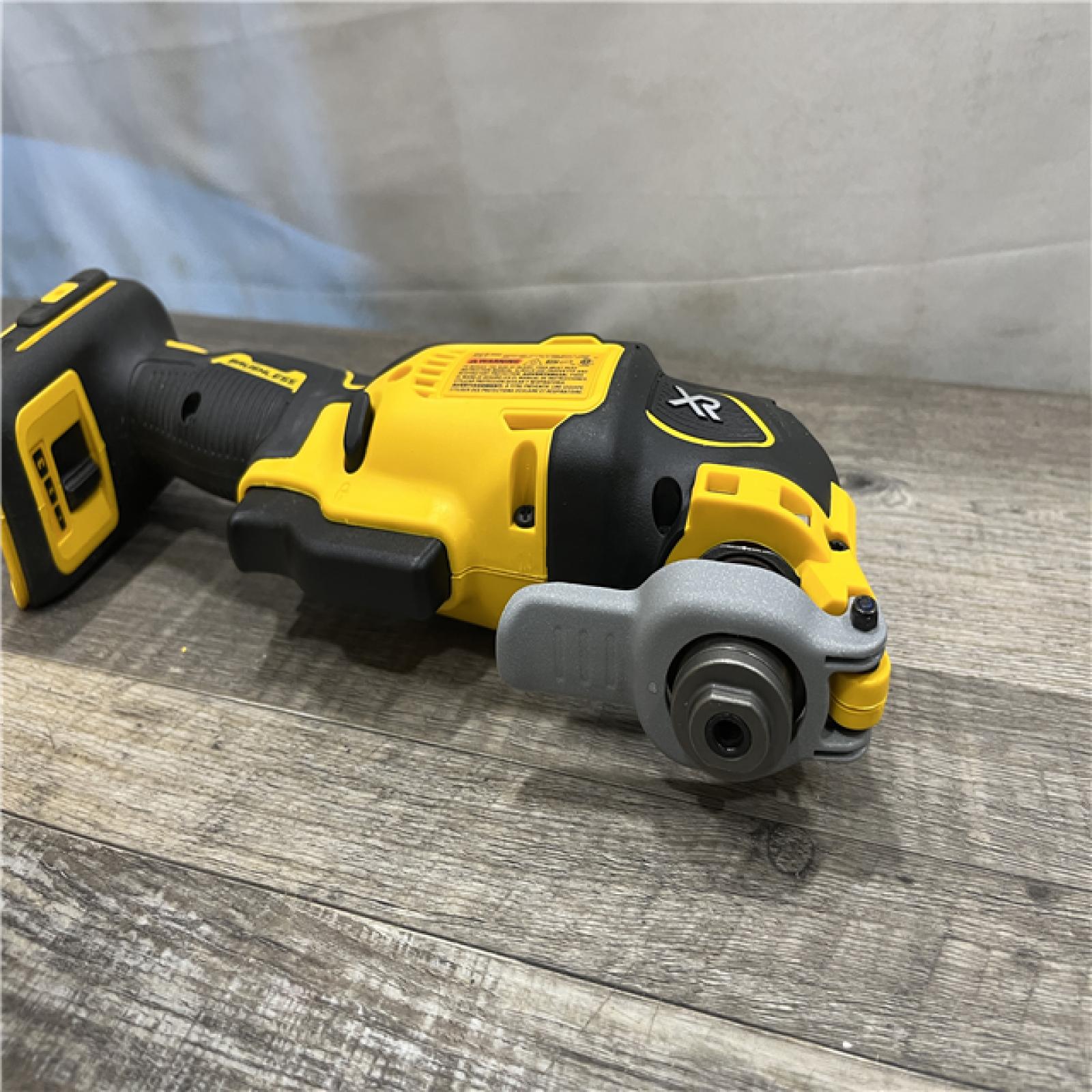 AS-IS DEWALT 20V MAX XR Cordless Brushless 3-Speed Oscillating Multi Tool Kit