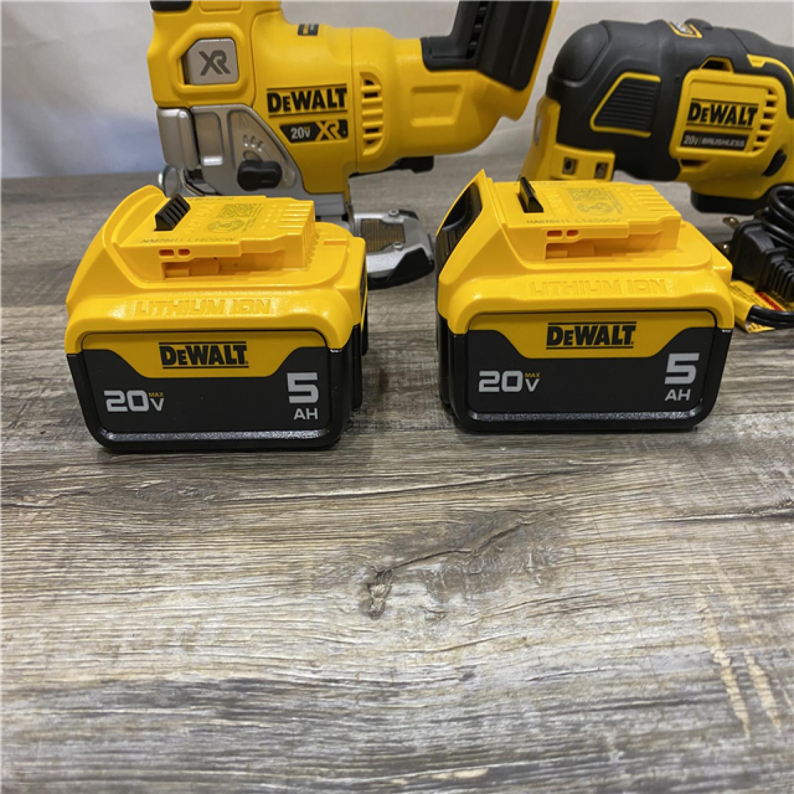 LIKE NEW - DEWALT 20V Lithium-Ion 2-Tool Cordless Combo Kit