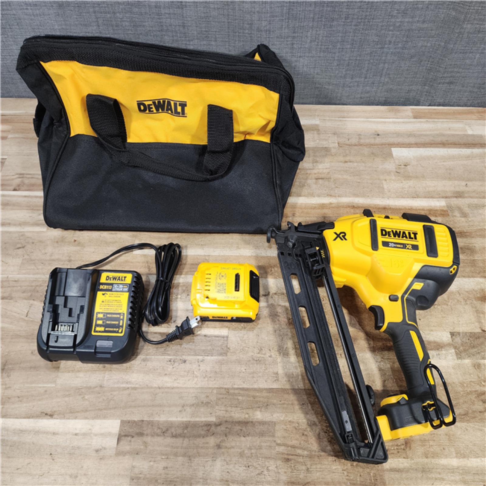 HOUSTON LOCATION - AS - IS DEWALT 20V MAX XR 16-Gauge Electric Cordless Angled Finishing Nailer Kit