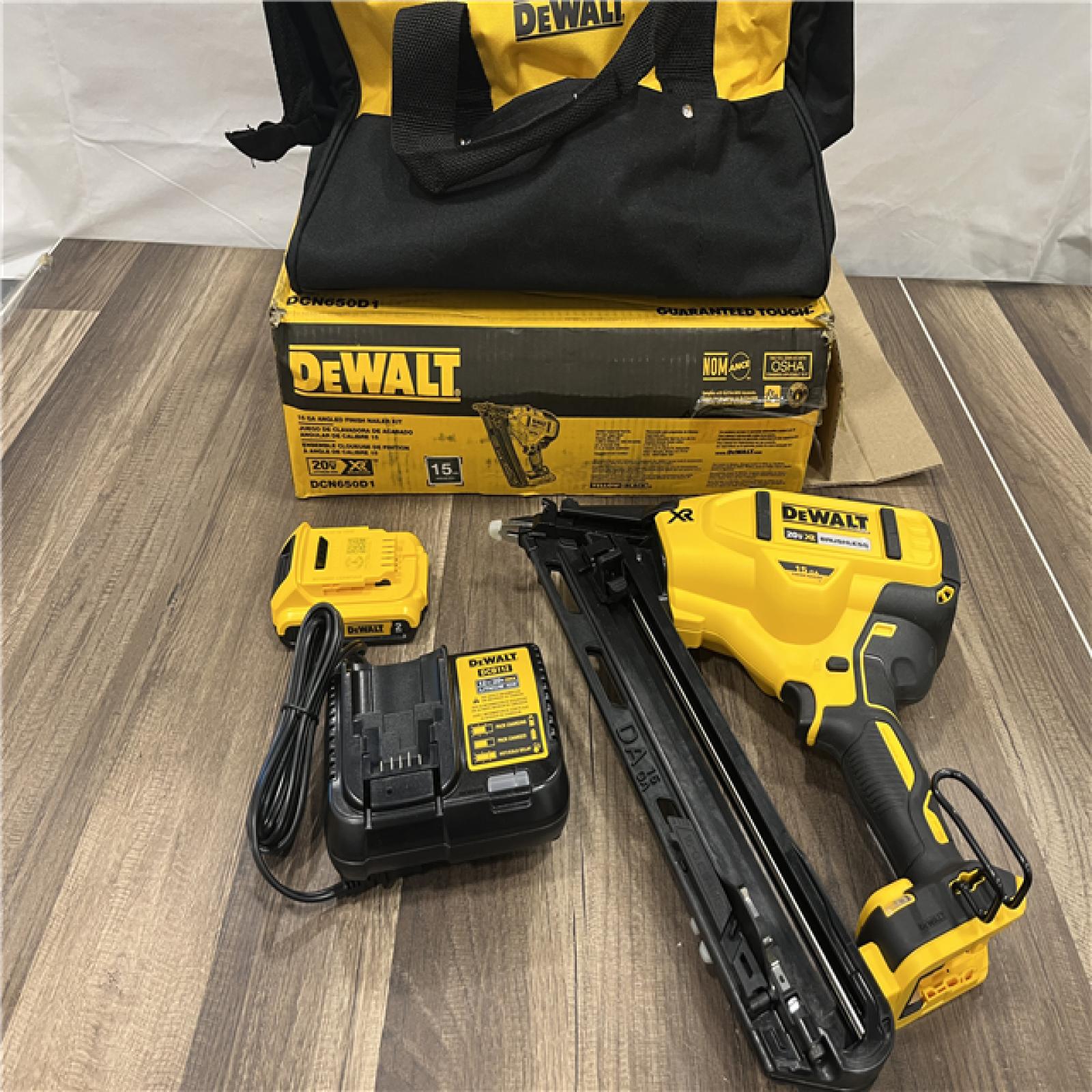 GOOD DeWalt 20V MAX XR 15 Ga. Cordless 34 Deg Nailer Kit (Battery & Charger) 20 V