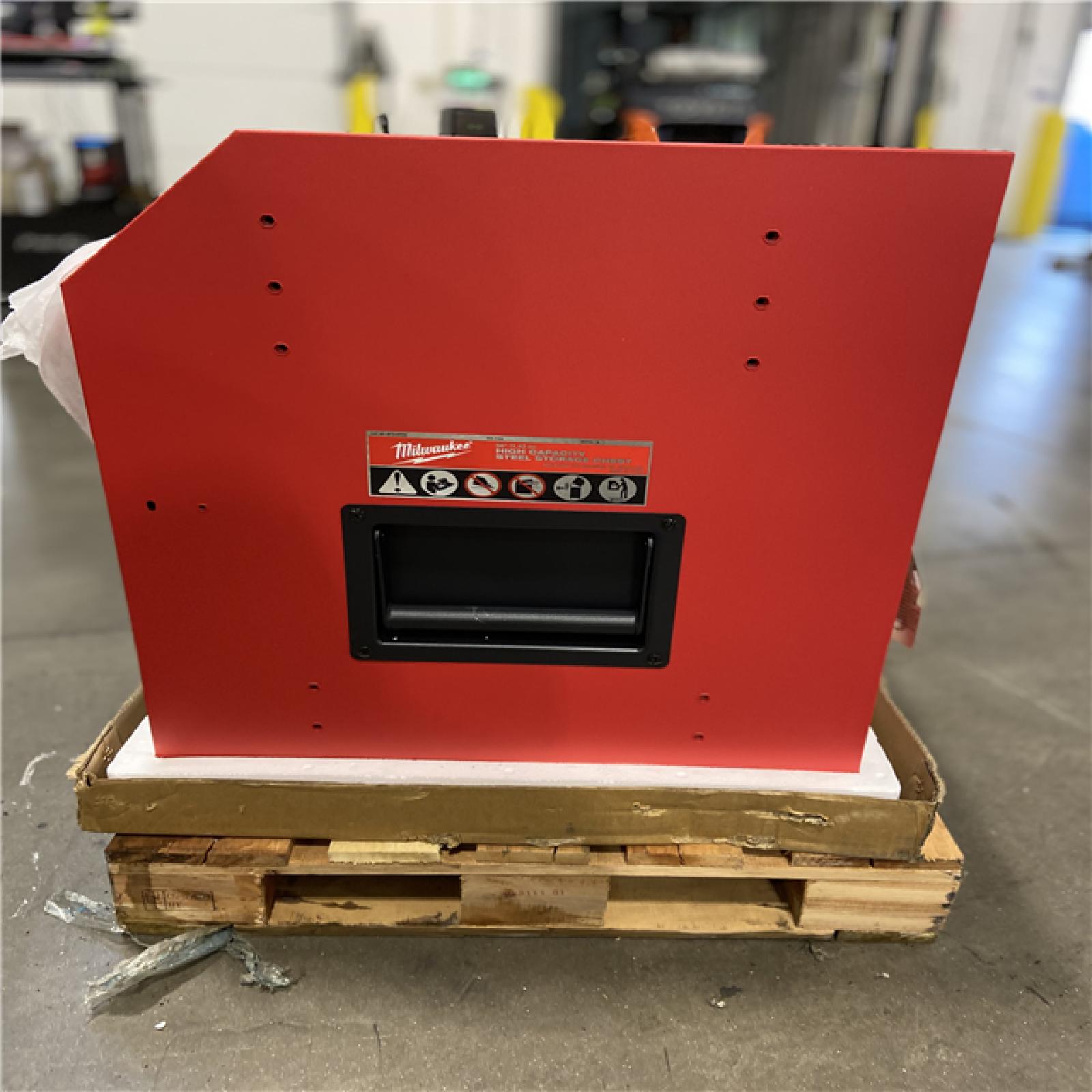 DALLAS LOCATION - Milwaukee High Capacity 56 in. W x 22 in. D 8-Drawer Top Tool Chest