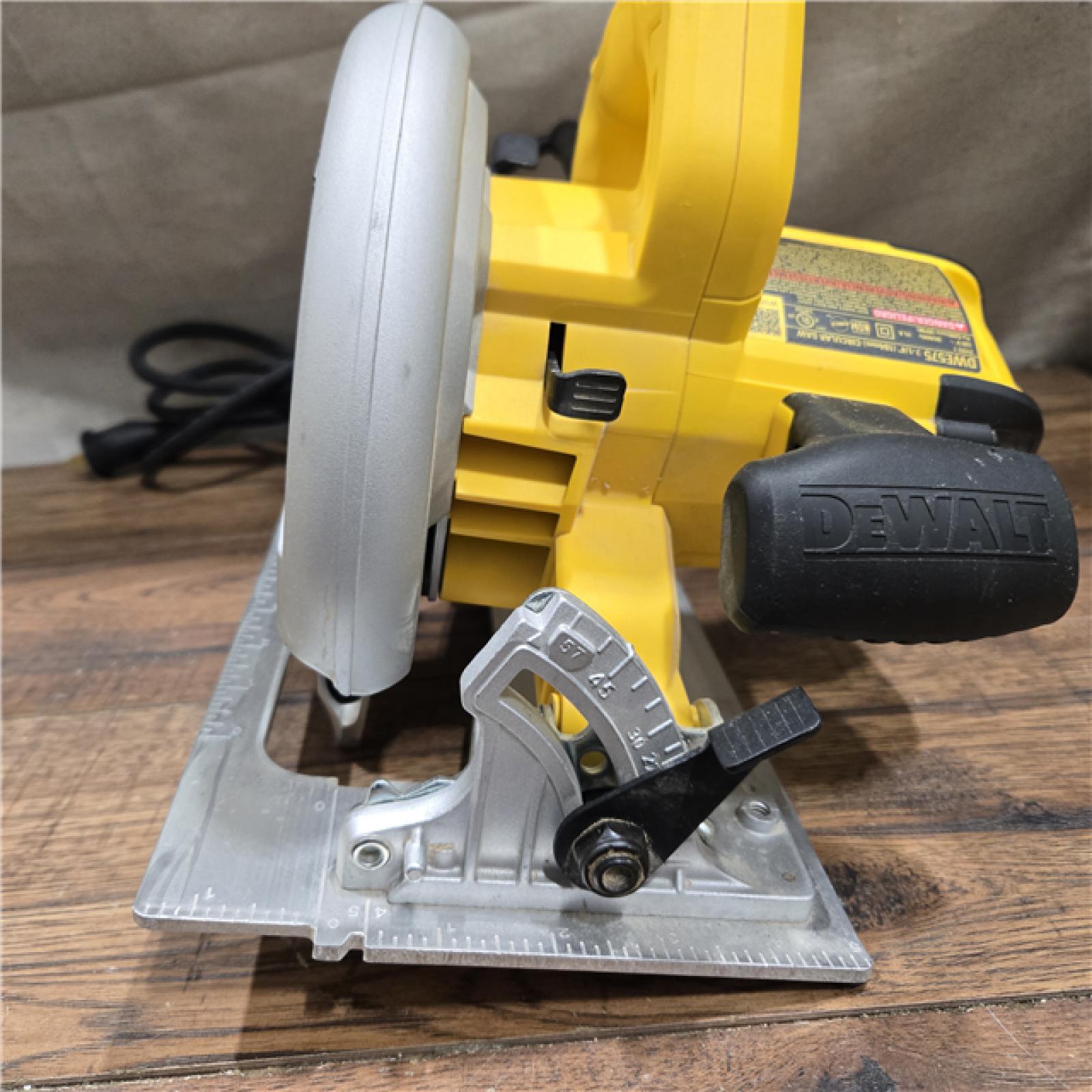 GOOD DeWalt 15 Amps 7-1/4 in. Corded Brushed Circular Saw Tool Only