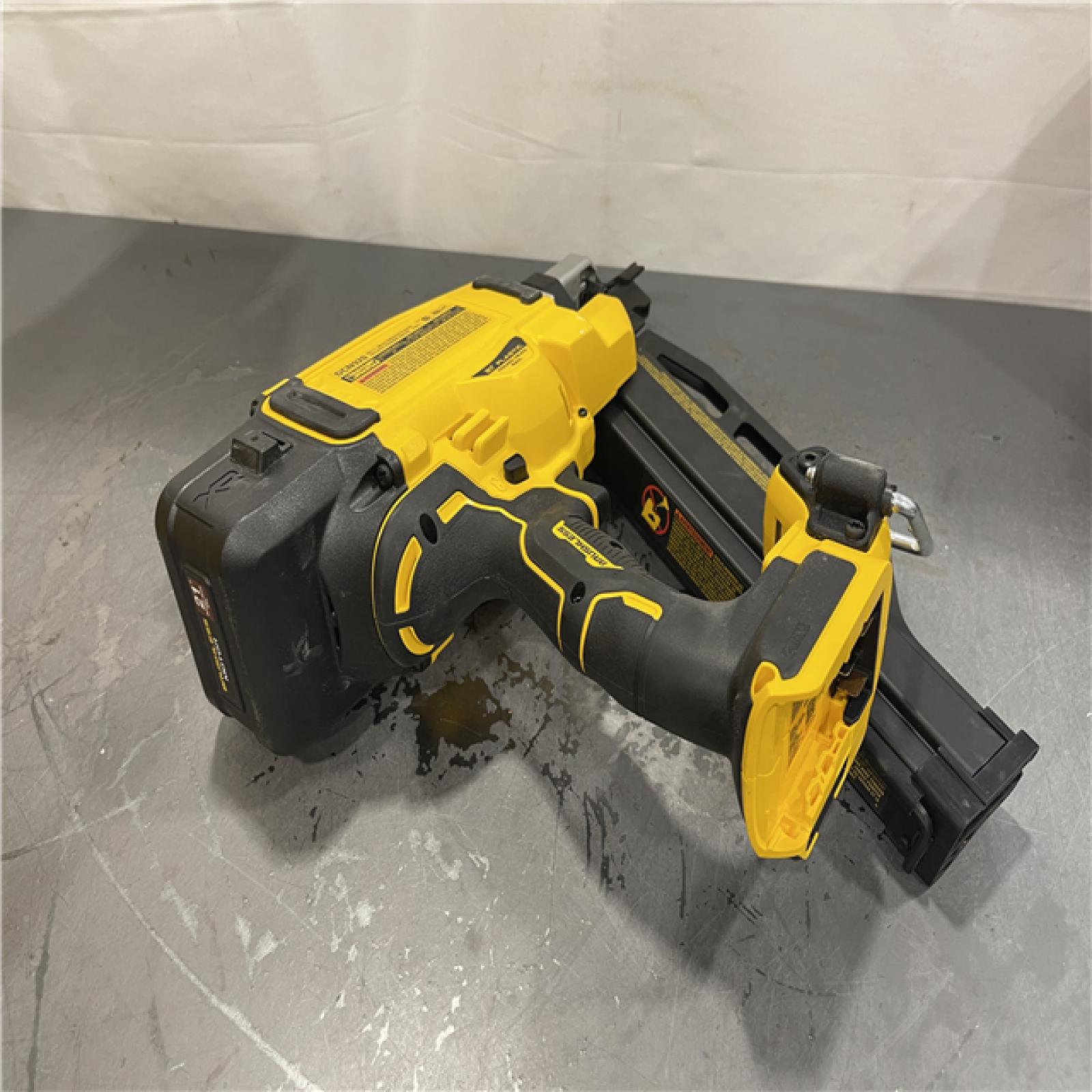 AS-IS - DEWALT 20-Volt 21° Cordless Framing Nailer