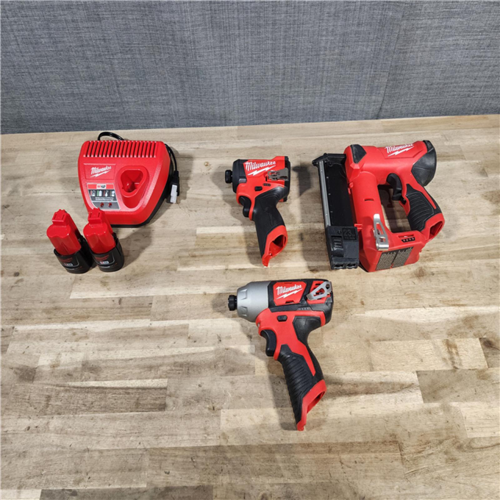 HOUSTON LOCATION - AS-IS Milwaukee 3 Tool Combo Kit W/ (2) Battery & Charger