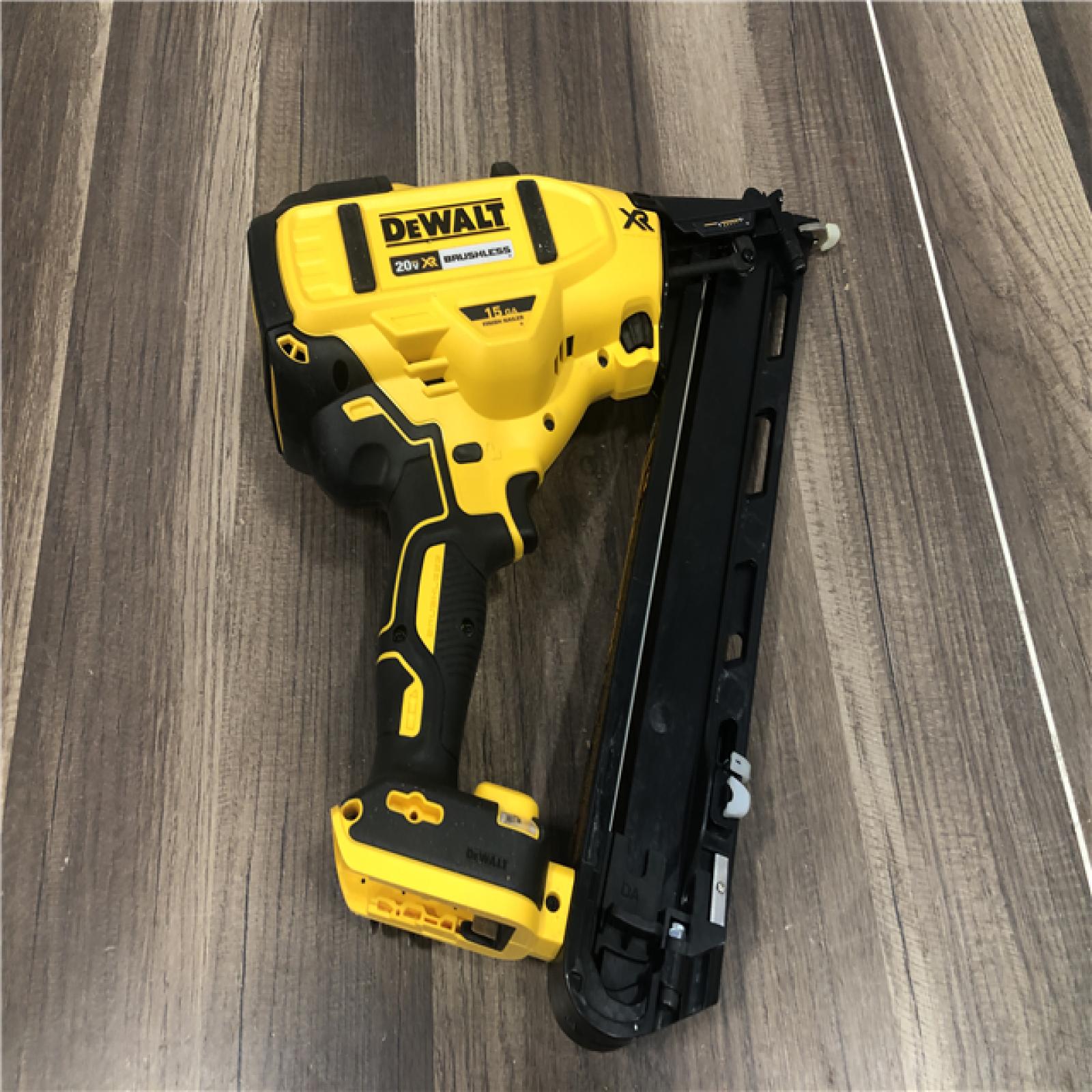 AS-IS DEWALT 20V MAX XR Lithium-Ion Cordless 2-1/2 in. 15-Gauge Finish Nailer Kit