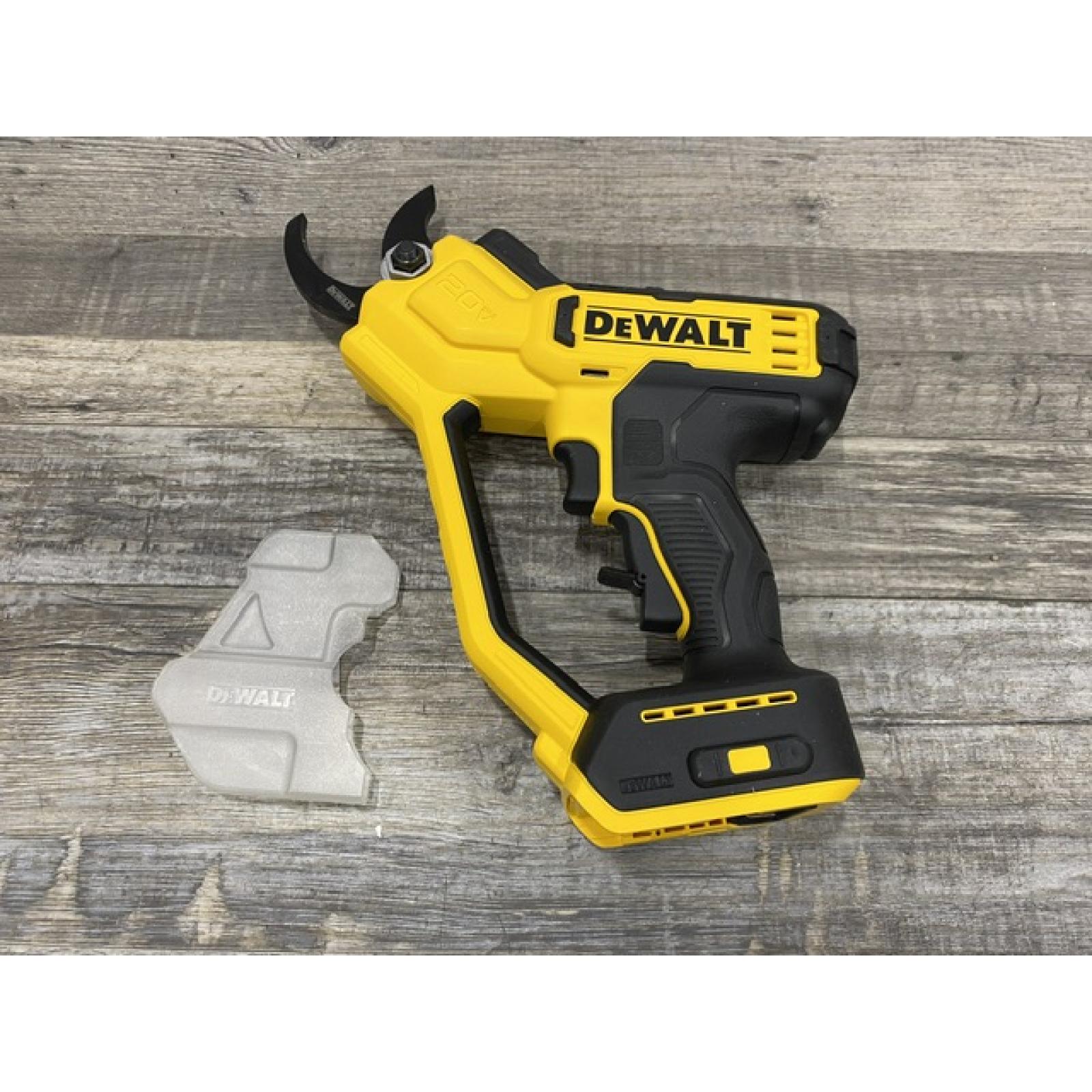 LIKE NEW - DEWALT 20V MAX Cordless Battery Powered Pruner Kit