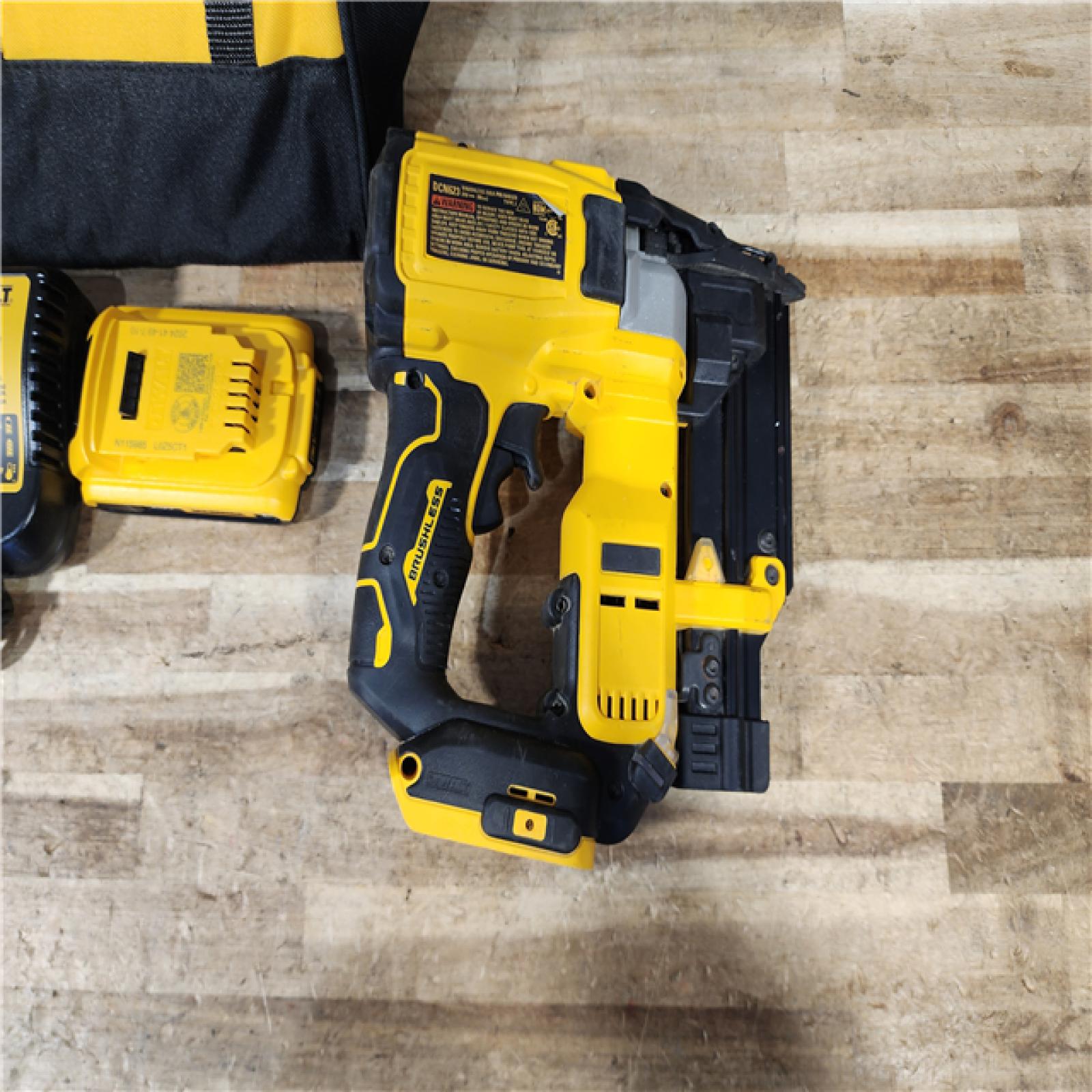 HOUSTON LOCATION - AS - IS DEWALT ATOMIC 20V MAX Lithium Ion Cordless 23 Gauge Pin Nailer Kit