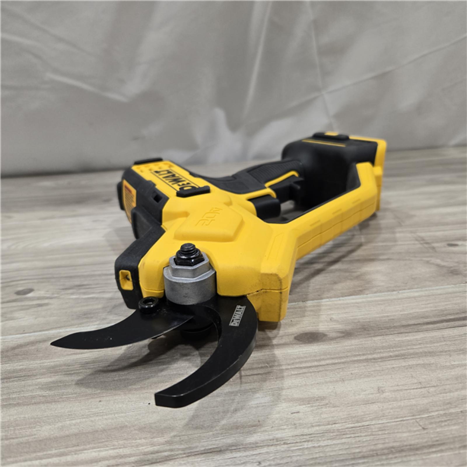 AS-IS DeWALT 20V MAX Cordless Multi-Use Pruner Kit