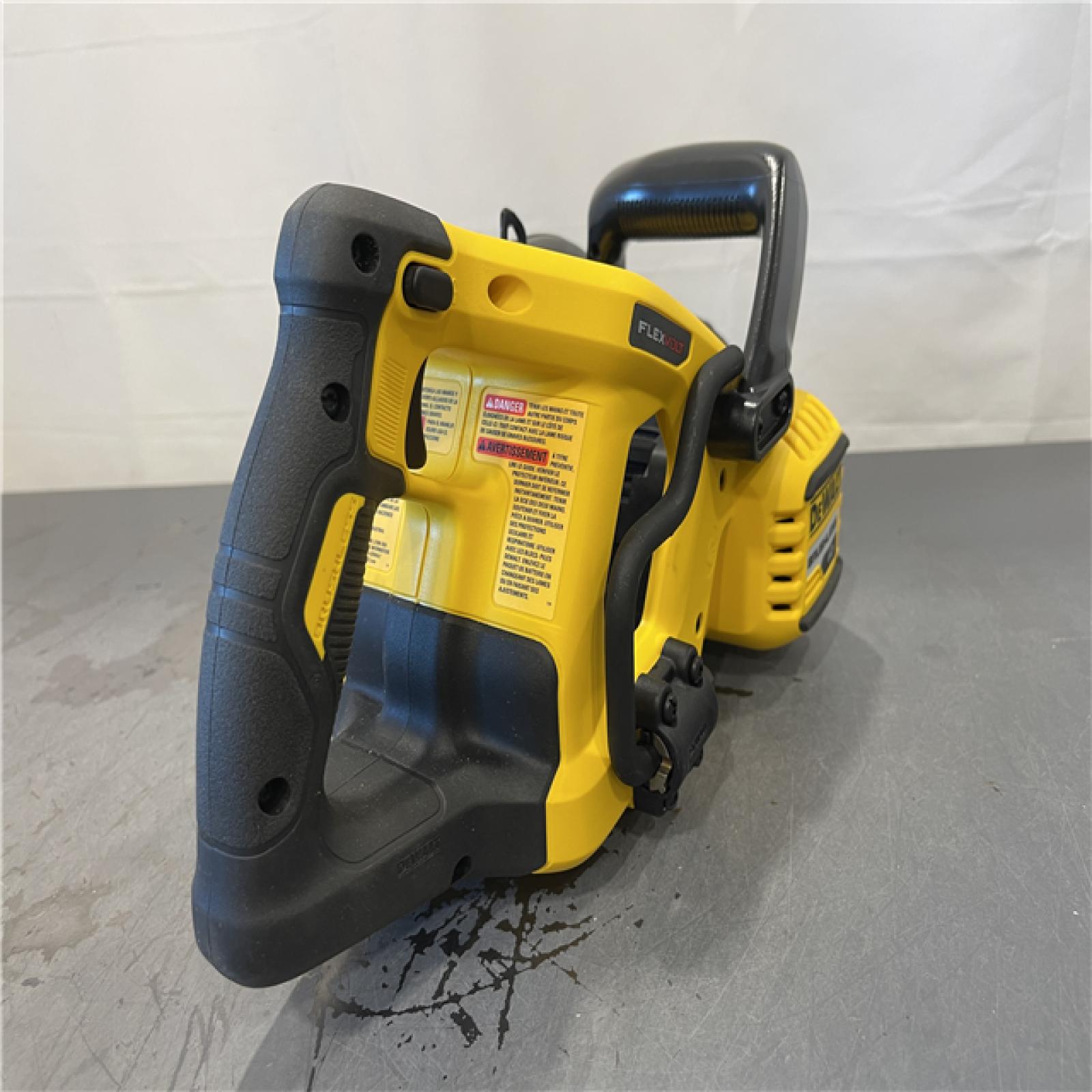 AS-IS - DEWALT FLEXVOLT 60V MAX 7-1/4 in. Cordless Worm Drive Style Saw with 9.0Ah Battery Kit
