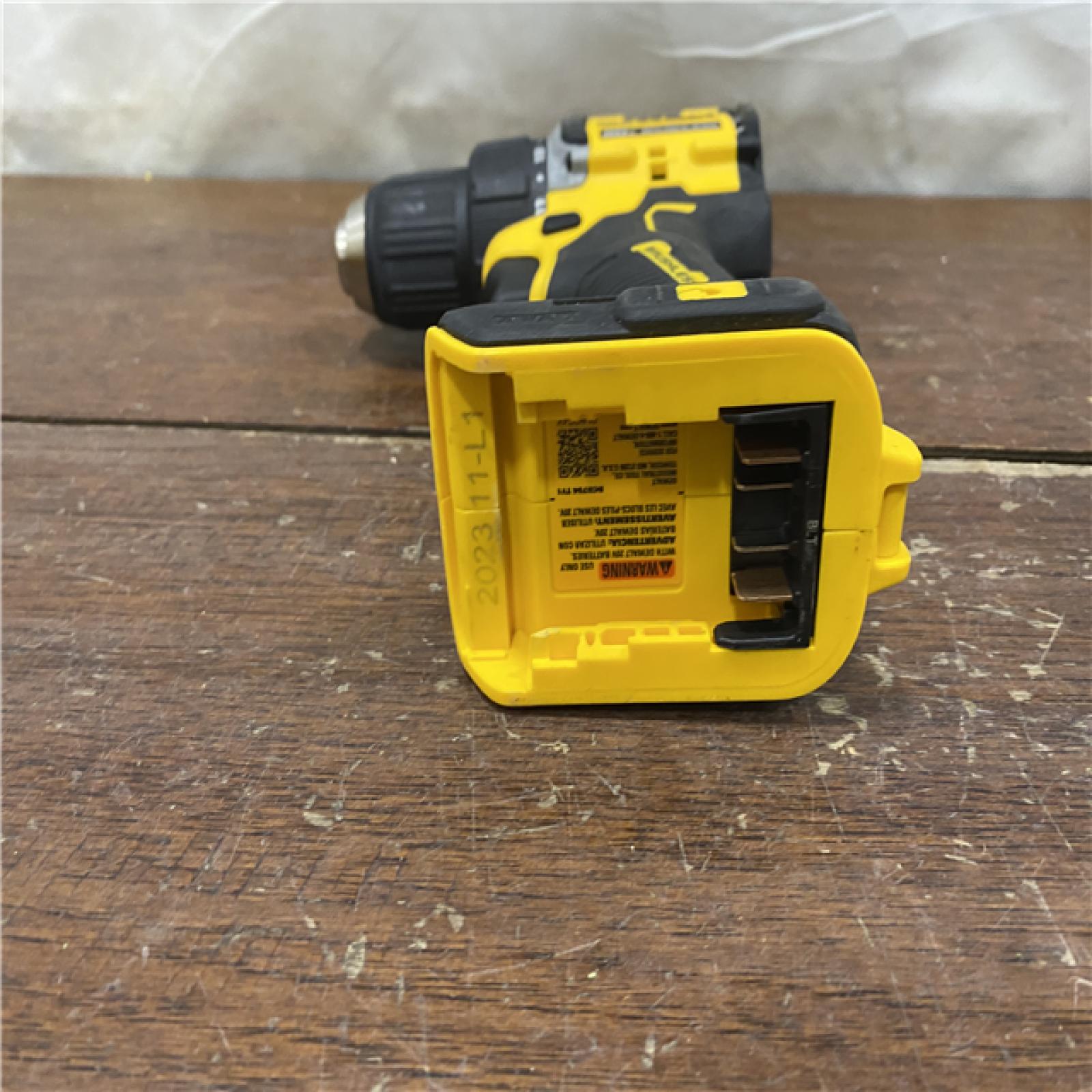 AS-IS DEWALT ATOMIC COMPACT SERIES 20V MAX* Brushless Cordless 1/2 Drill/Driver Kit