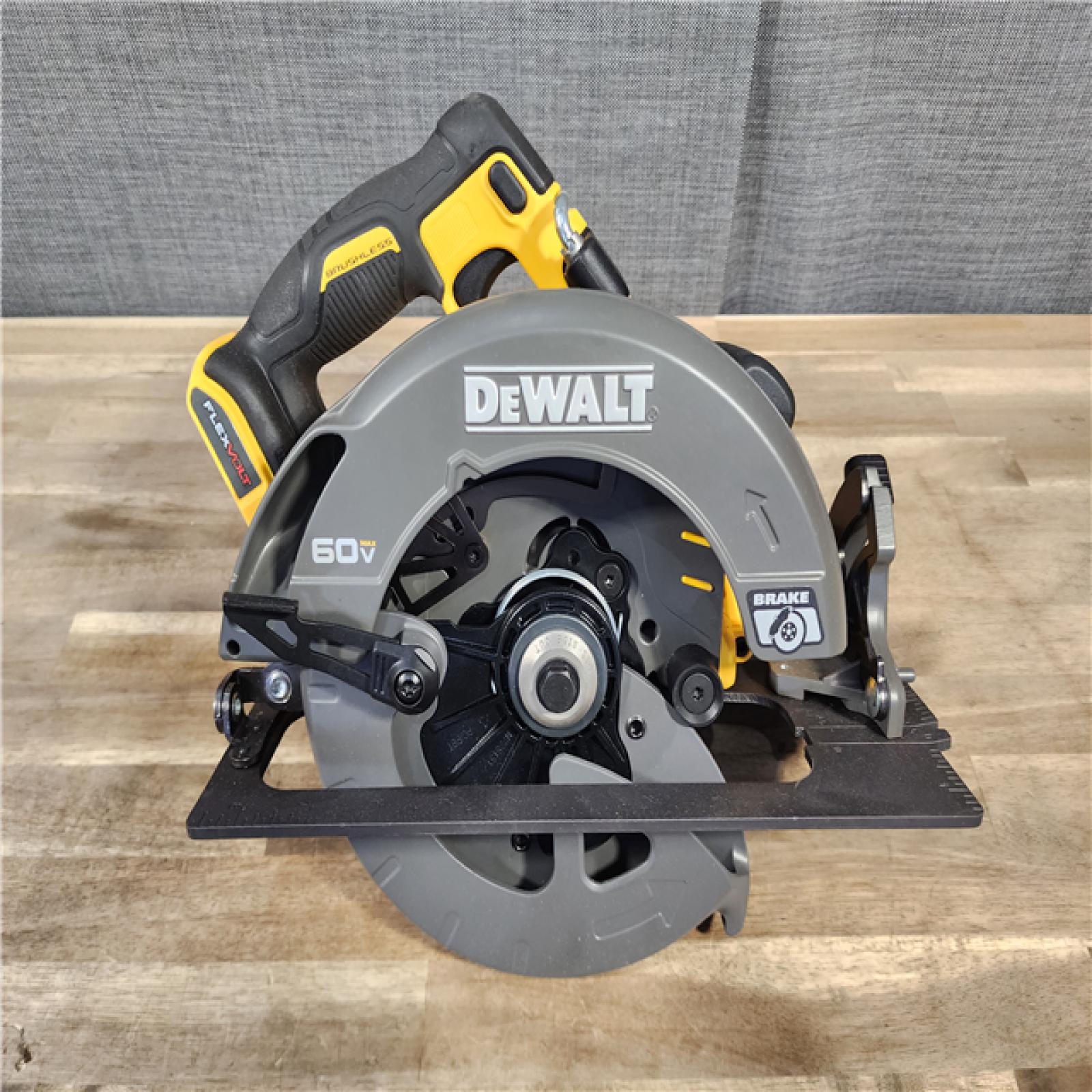 HOUSTON LOCATION - AS-IS (APPEARS LIKE NEW) DeWALT Flexvolt Max 7-1/4  60V Brushless Circular Saw DCS578B (Bare Tool)