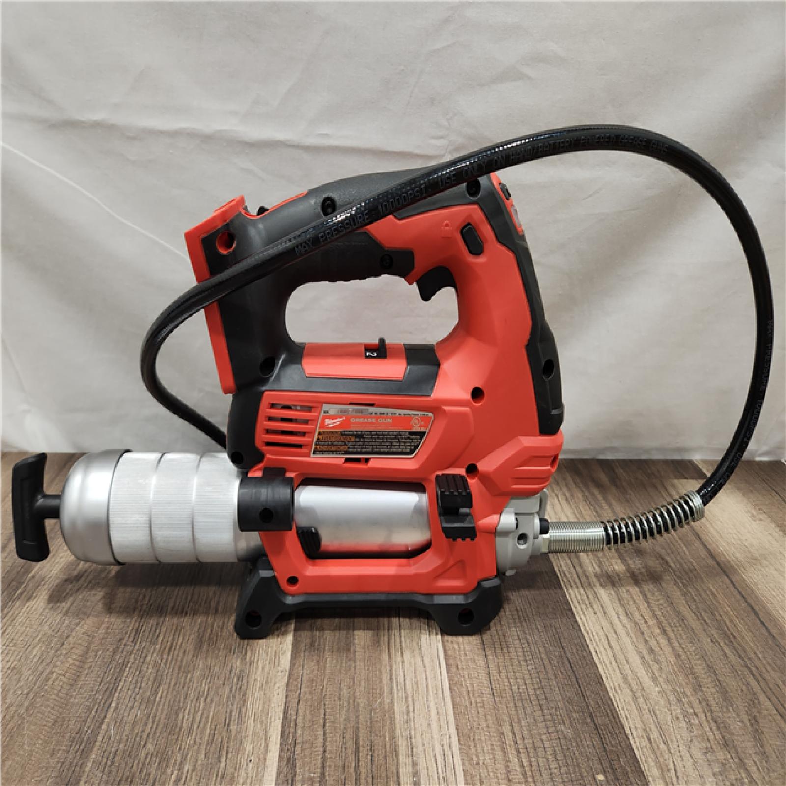 AS-IS- Milwaukee Tool 10 000 PSI 14 Oz Battery-Operated Grease Gun - 48 Flexible Hose  31 Strokes/oz