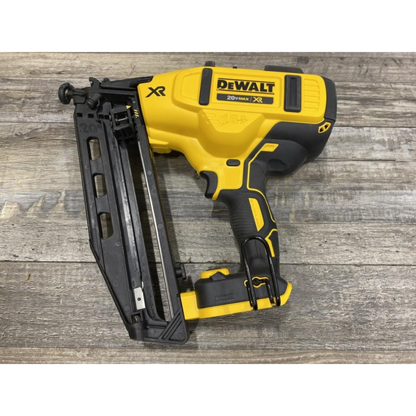 AS-IS DEWALT 20V MAX XR 16-Gauge Electric Cordless Angled Finishing Nailer Kit