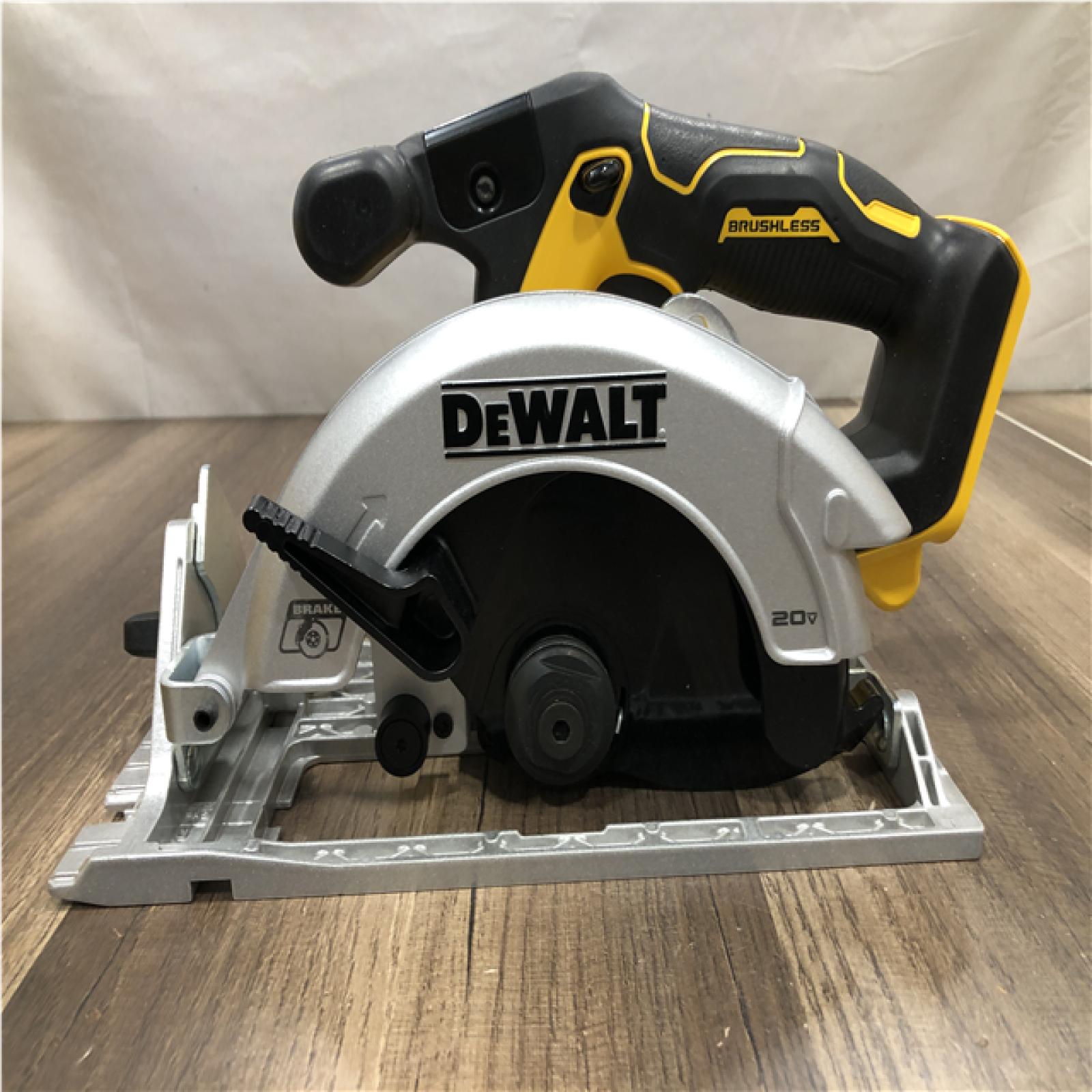 AS-IS Dewalt-DCS565P1 20V MAX* 6-1/2 in. Brushless Cordless Circular Saw Kit