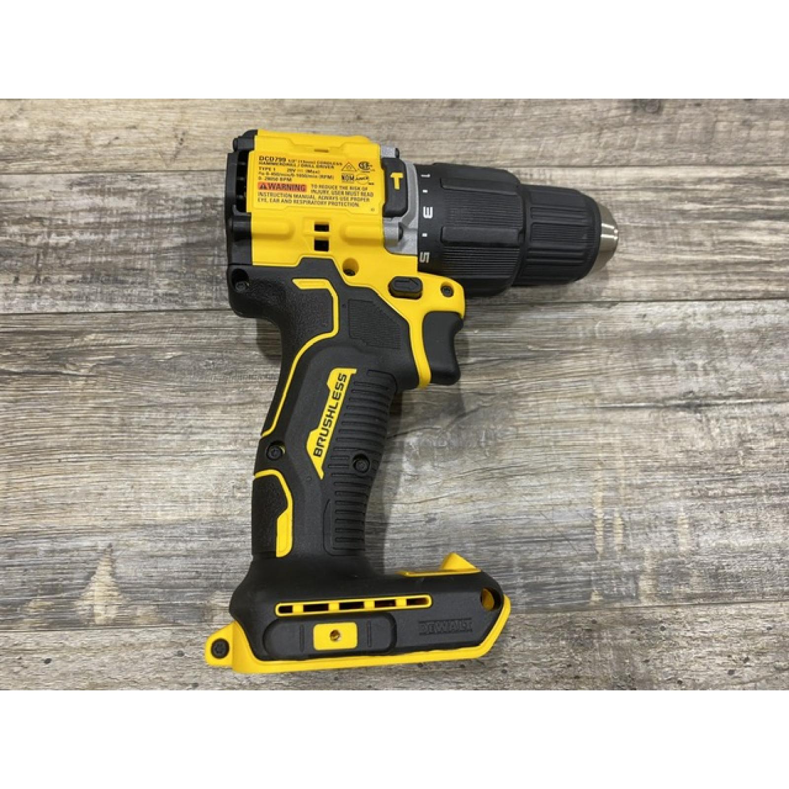 LIKE NEW - DEWALT ATOMIC 20V Cordless 1/2 in. Compact Hammer Drill Kit
