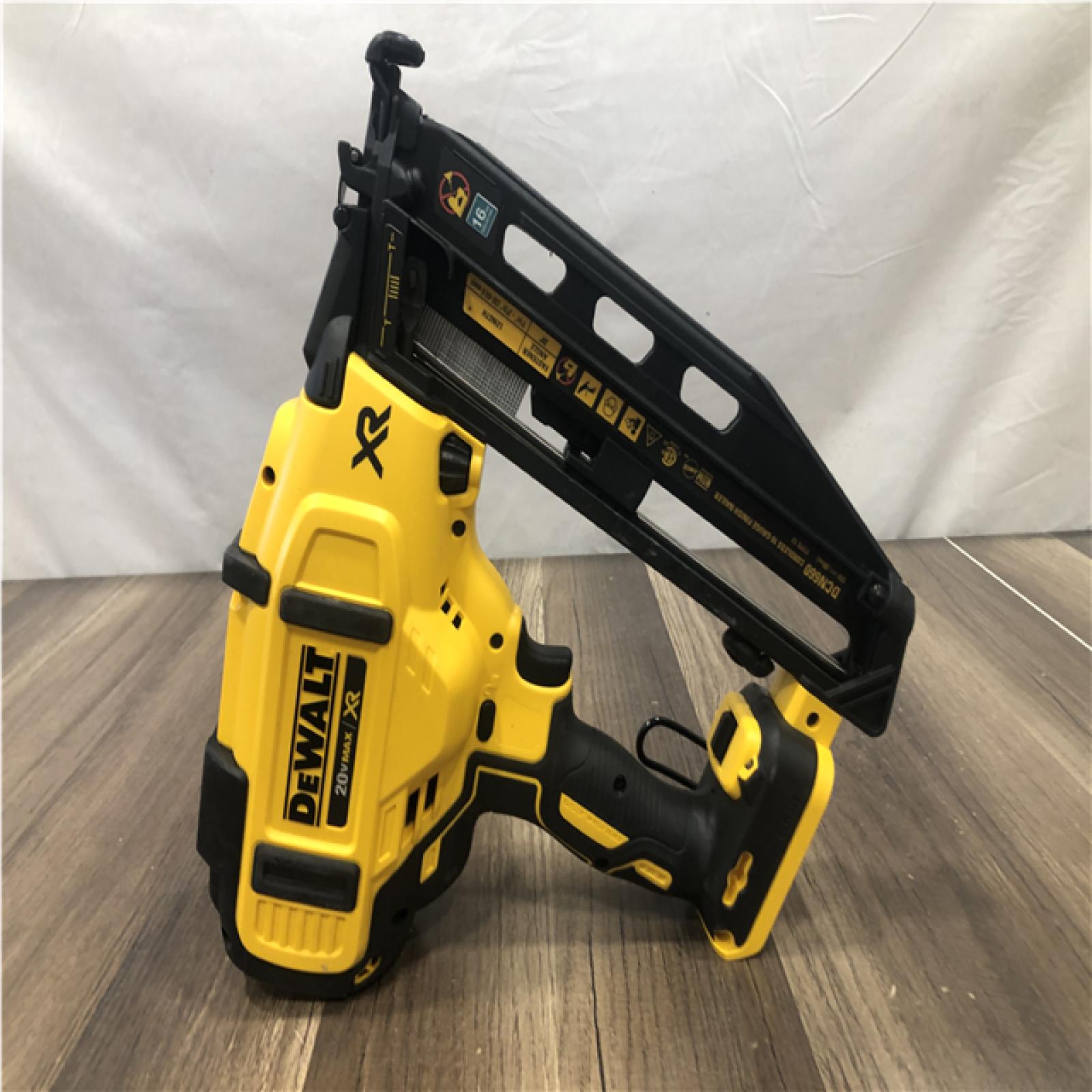 AS-IS DEWALT 20V MAX XR 16-Gauge Electric Cordless Angled Finishing Nailer Kit