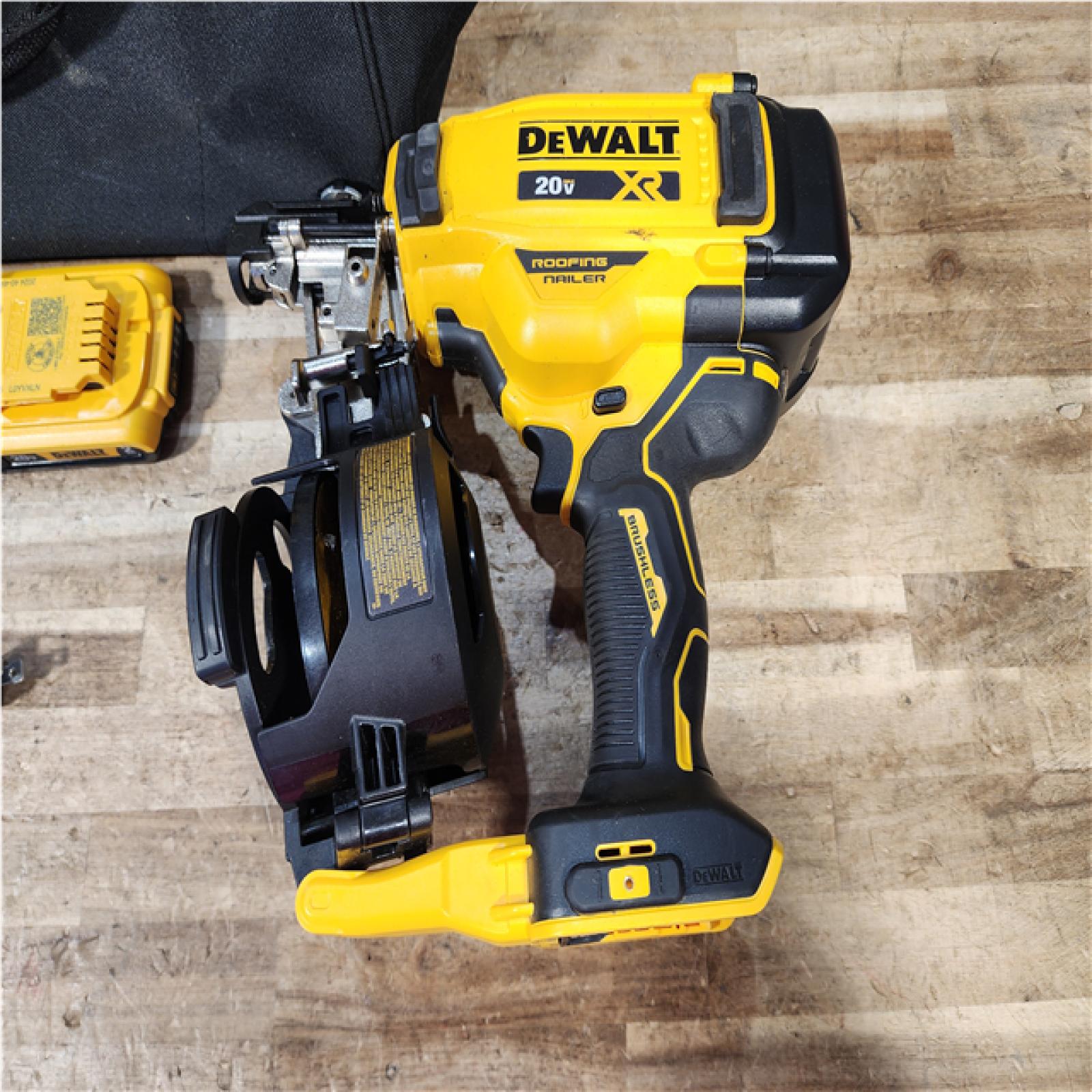 HOUSTON LOCATION - AS - IS DEWALT 20V MAX Lithium-Ion 15-Degree Electric Cordless Roofing Nailer Kit