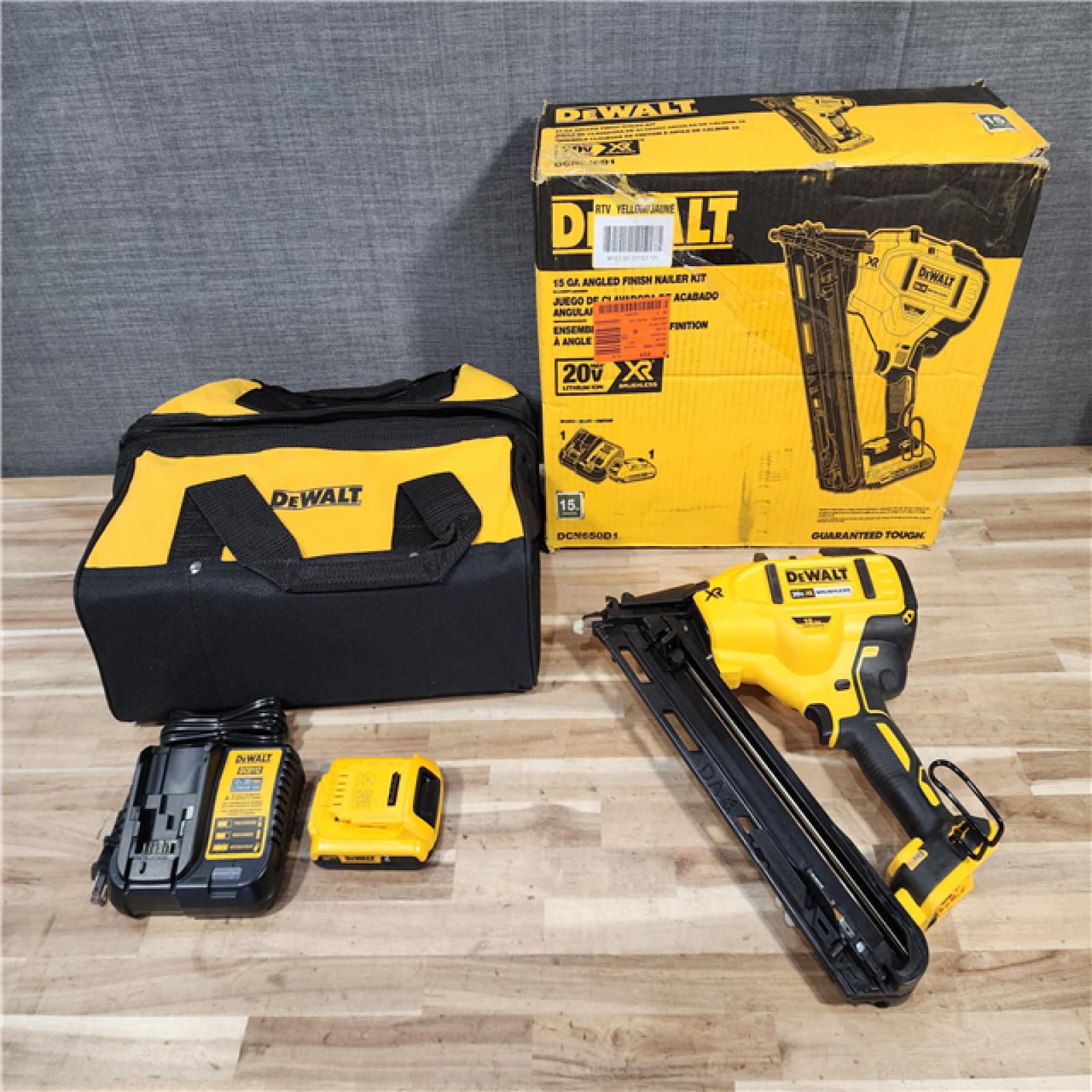 HOUSTON LOCATION - AS-IS DEWALT 20V MAX XR Lithium-Ion Cordless 2-1/2 in. 15-Gauge Finish Nailer Kit