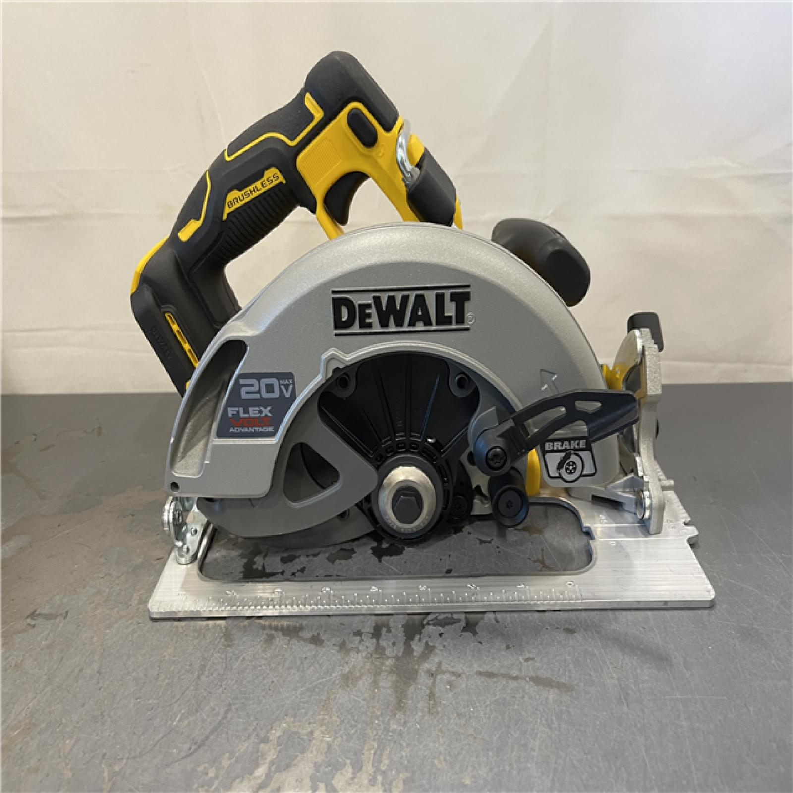 AS-IS - DEWALT FLEXVOLT 60V MAX Cordless Brushless 7-1/4 in. Wormdrive Style Circular Saw