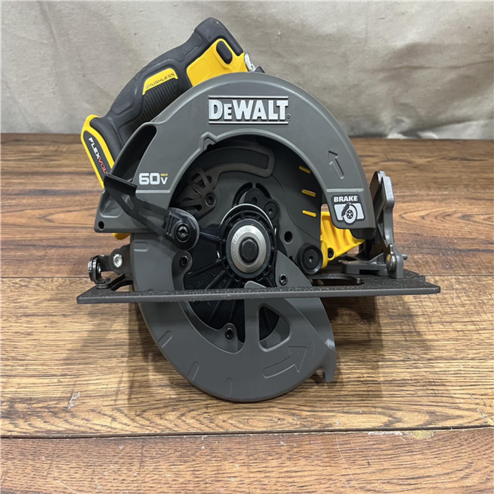 AS-IS DeWALT Flexvolt Max 7-1/4  60V Brushless Circular Saw DCS578B