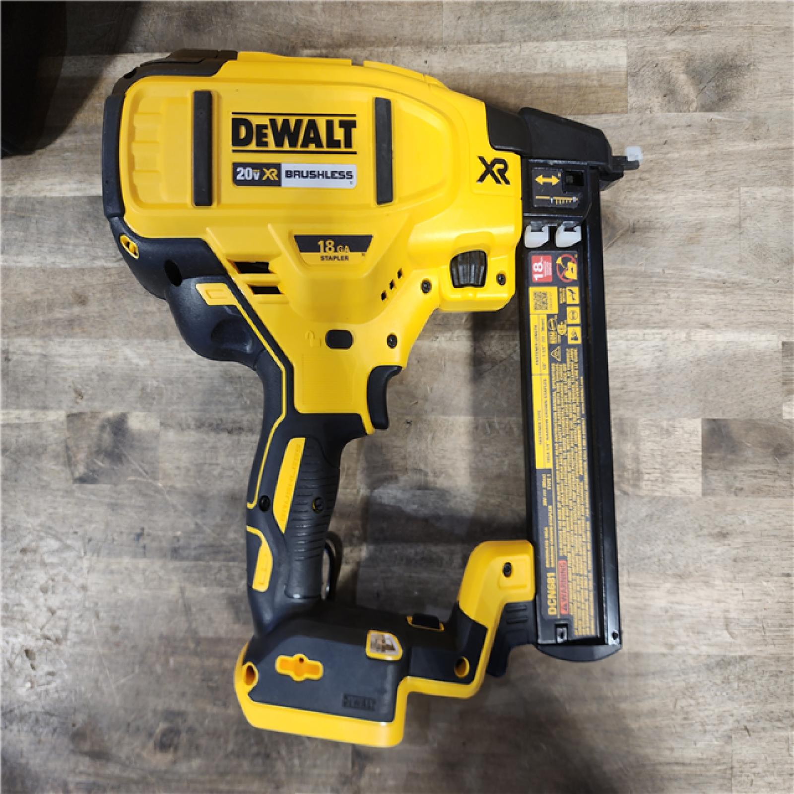HOUSTON LOCATION - AS-IS DEWALT DCN681D1 20V 18Ga Stapler Kit