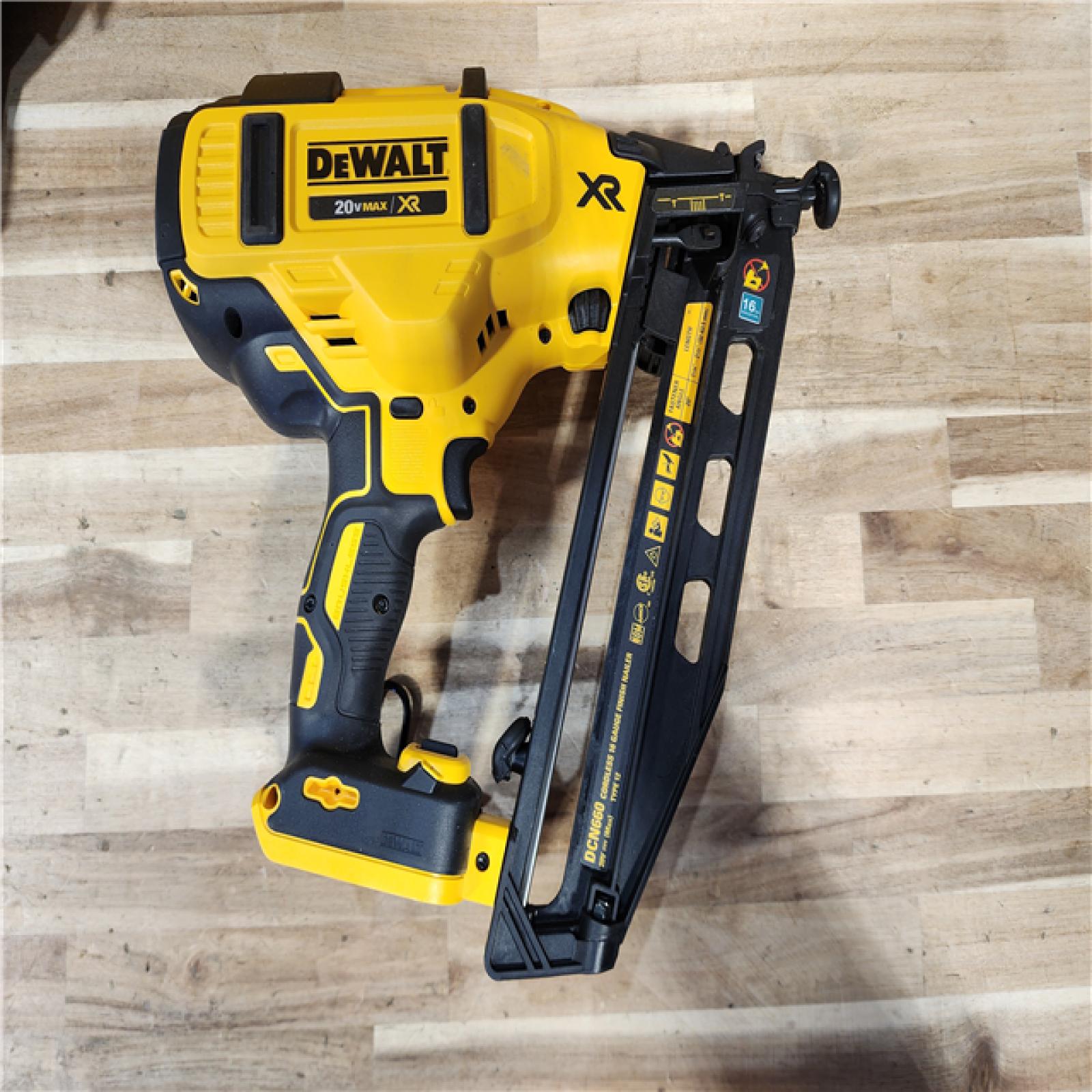 HOUSTON LOCATION - AS-IS DEWALT 20V MAX XR 16-Gauge Electric Cordless Angled Finishing Nailer Kit
