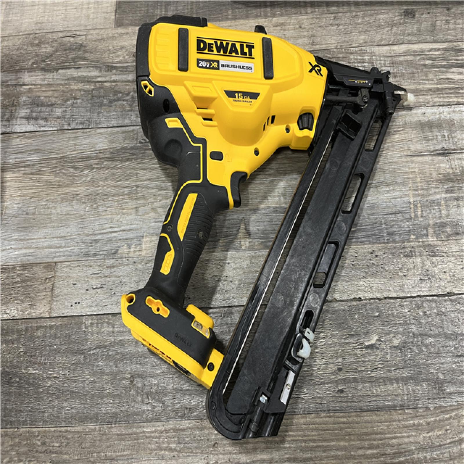 AS-IS DEWALT 20V MAX XR Lithium-Ion Cordless 2-1/2 in. 15-Gauge Finish Nailer Kit