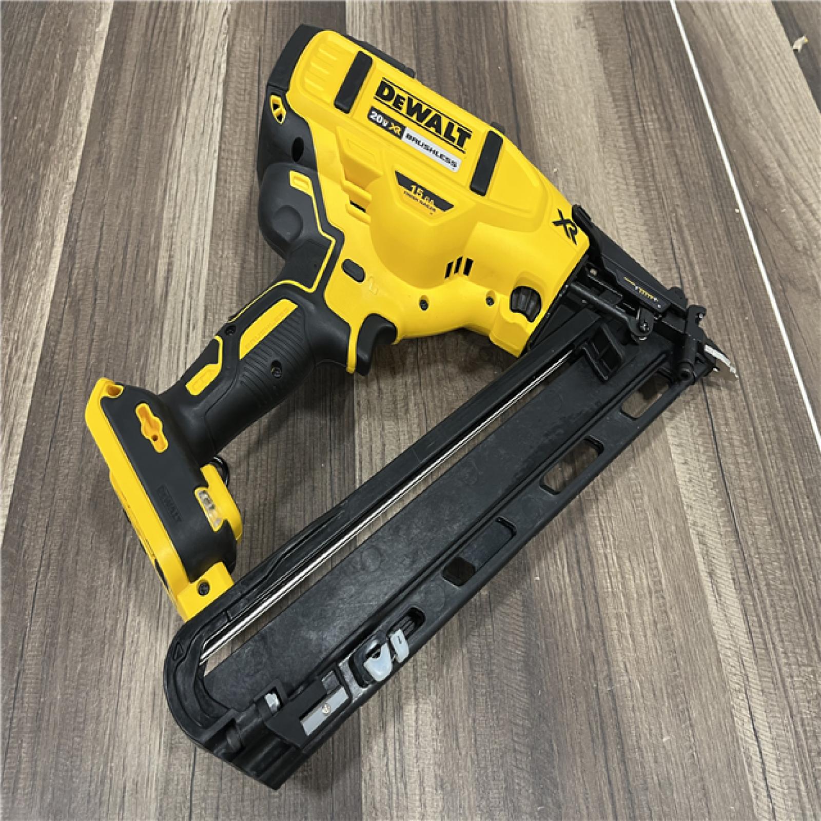 GOOD DeWalt 20V MAX XR 15 Ga. Cordless 34 Deg Nailer Kit (Battery & Charger) 20 V