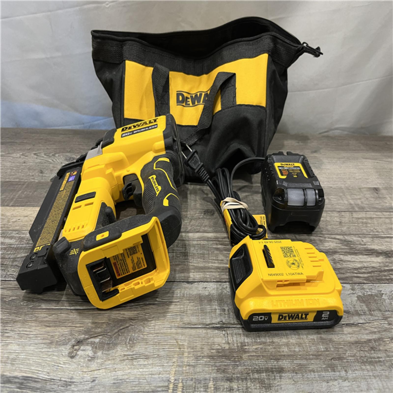 AS-IS DEWALT ATOMIC 20V MAX Lithium Ion Cordless 23 Gauge Pin Nailer Kit