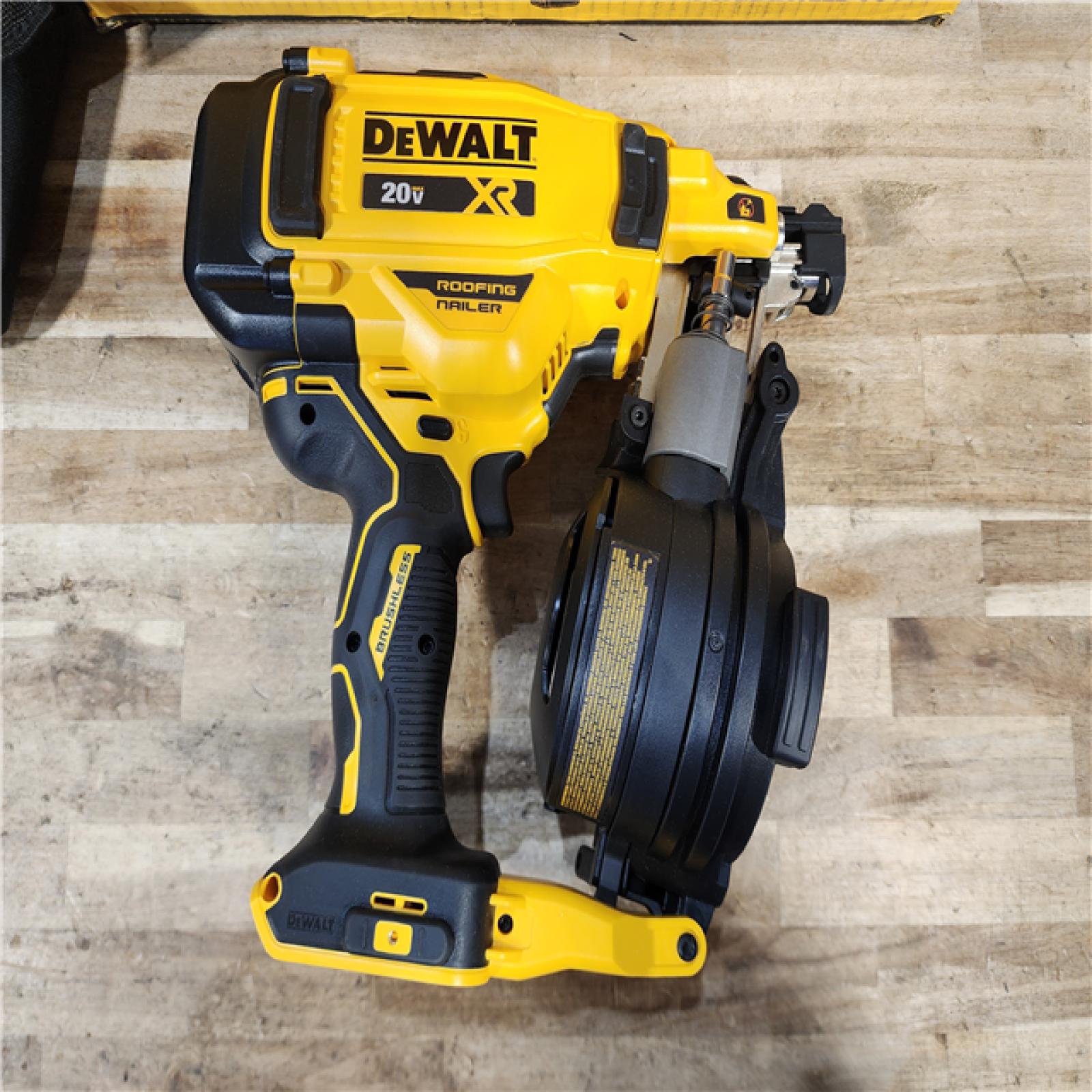 HOUSTON LOCATION - AS-IS (APPEARS LIKE NEW) DEWALT 20V MAX Lithium-Ion 15-Degree Electric Cordless Roofing Nailer Kit