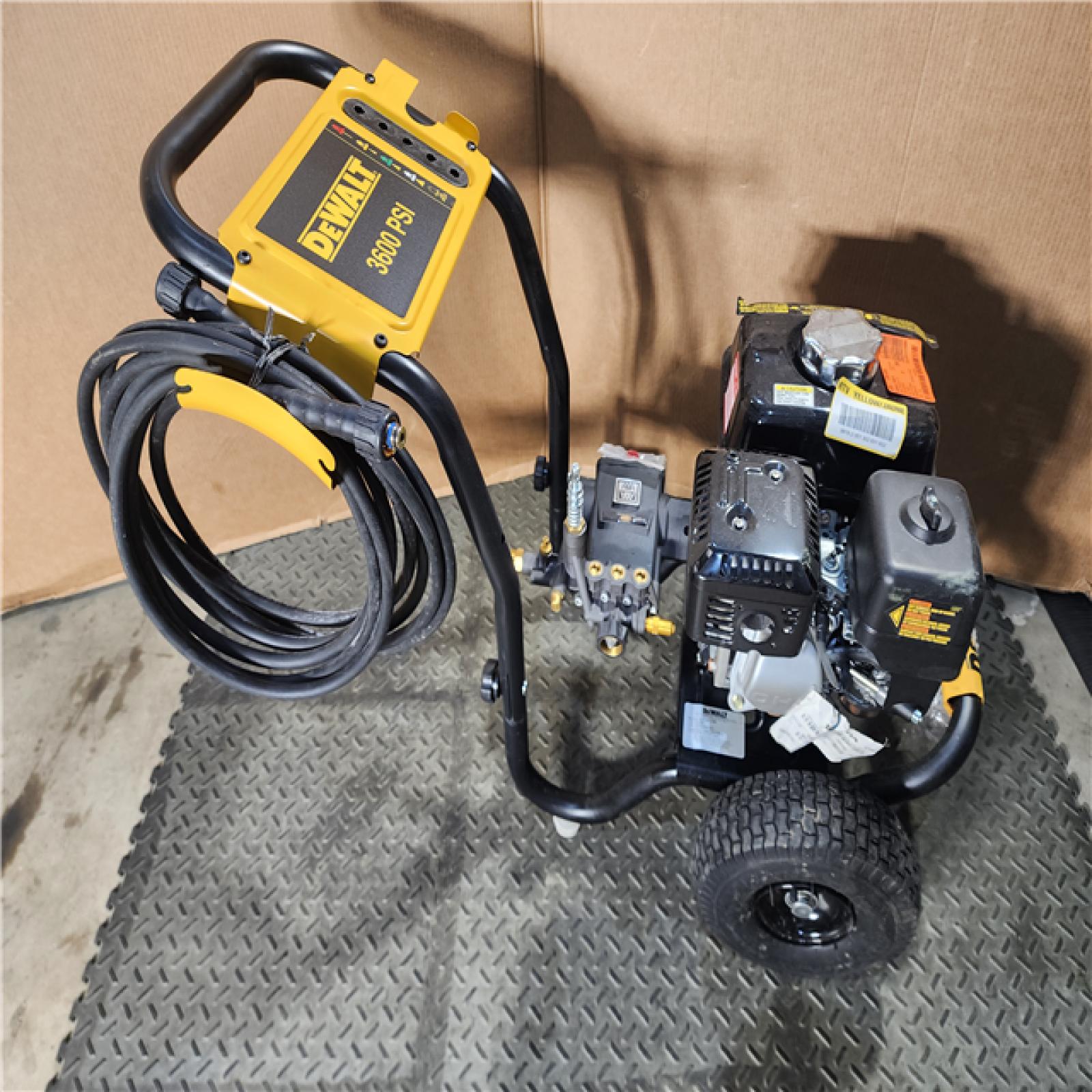 HOUSTON LOCATION - AS-IS DEWALT 3600 PSI 2.5 GPM Gas Cold Water Professional Pressure Washer with HONDA GX200 Engine