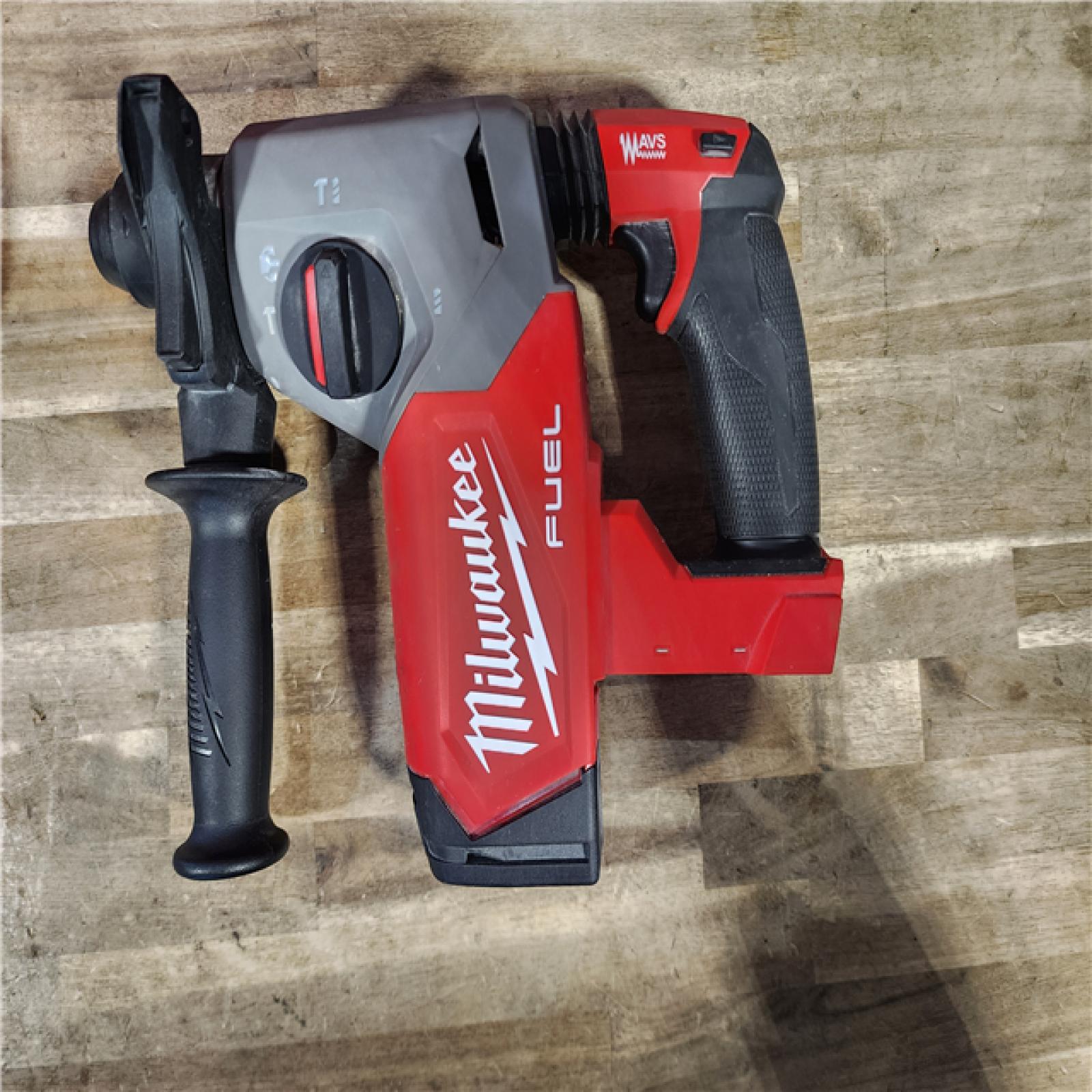 HOUSTON LOCATION - AS-IS Milwaukee 18V M18 FUEL Lithium-Ion Brushless Cordless SDS-Plus Rotary Hammer Kit