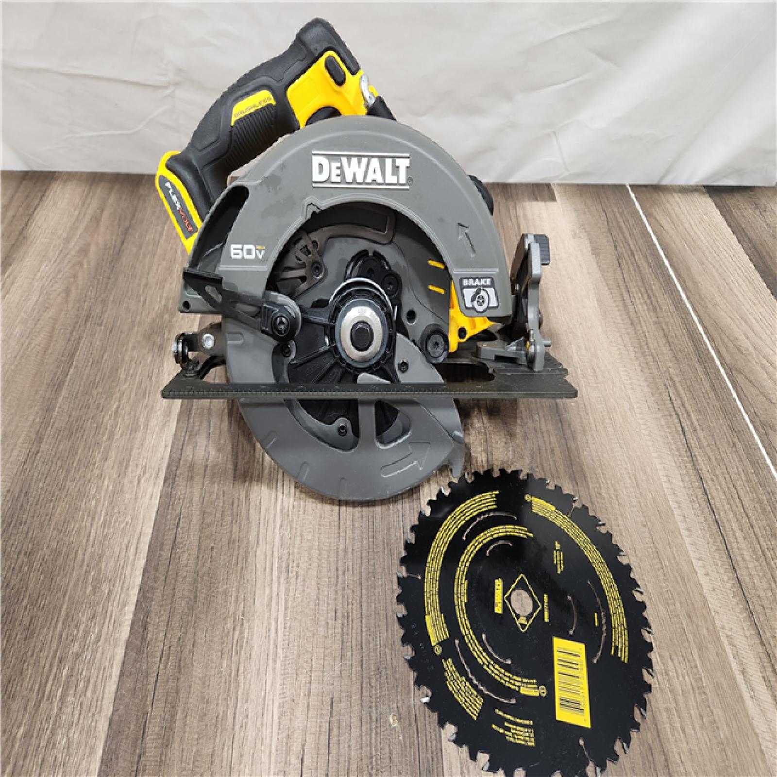 GOOD  DeWALT Flexvolt Max 7-1/4  60V Brushless Circular Saw DCS578B (Bare Tool)
