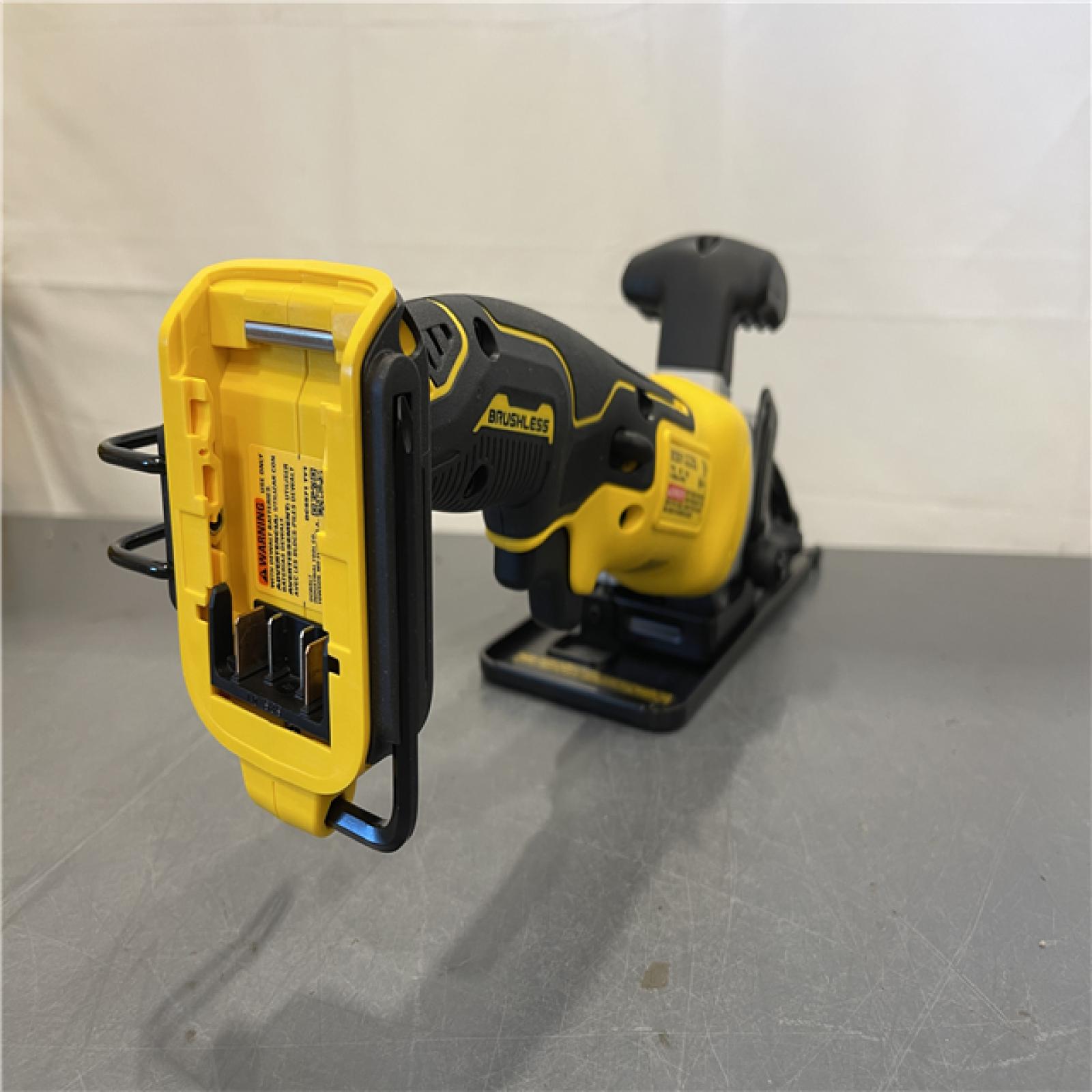 AS-IS - DEWALT ATOMIC 20V MAX Cordless Brushless 4-1/2 in. Circular Saw