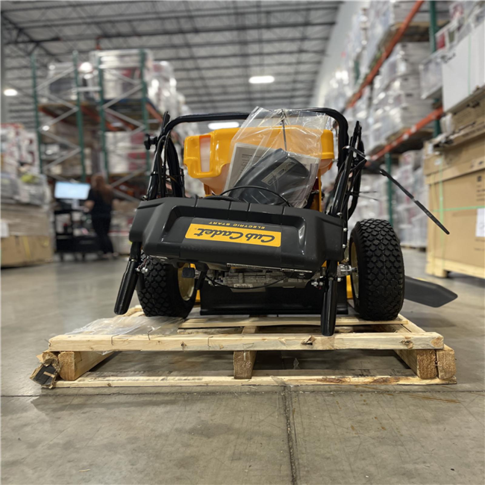 DALLAS LOCATION- CUB CADET CC800 33' WIDE CUT 344cc BRIGGS & STRATTON