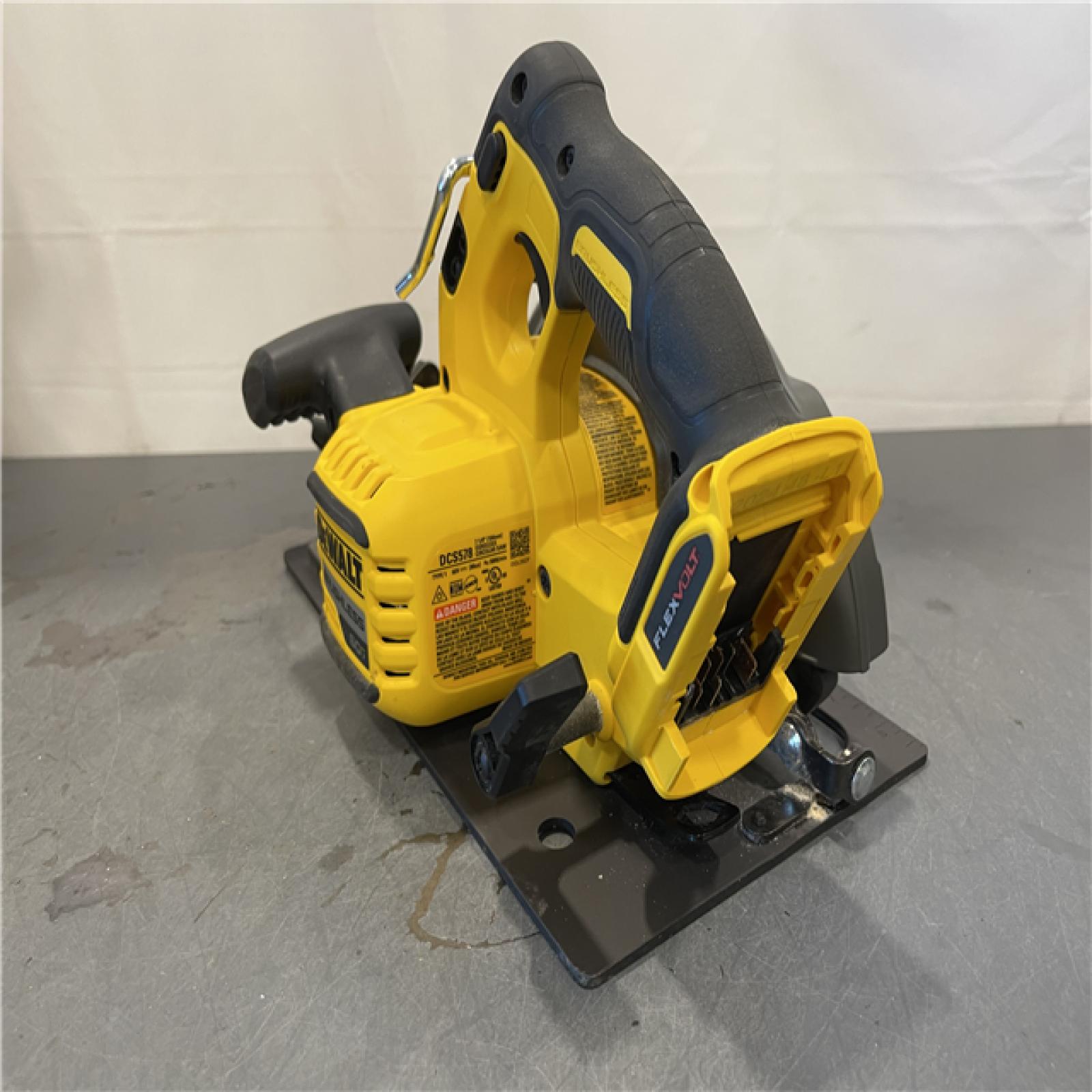 AS-IS - DeWALT FLEXVOLT 60V MAX Cordless Brushless 7-1/4 in. Circular Saw with Brake