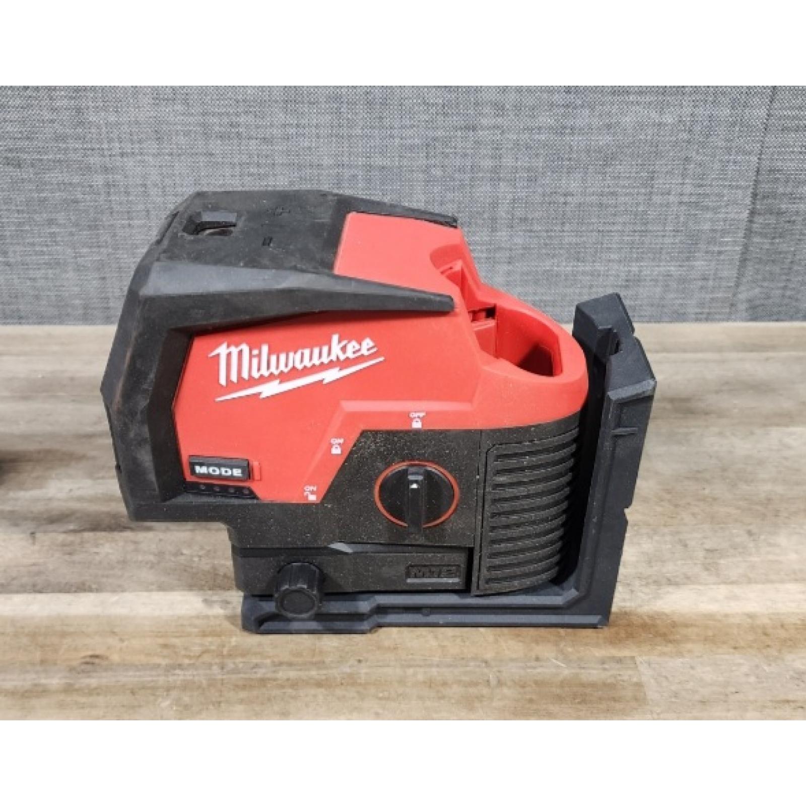 HOUSTON LOCATION - AS-IS Milwaukee Green 125 Ft. Cross Line and Plumb Points Laser Level Kit