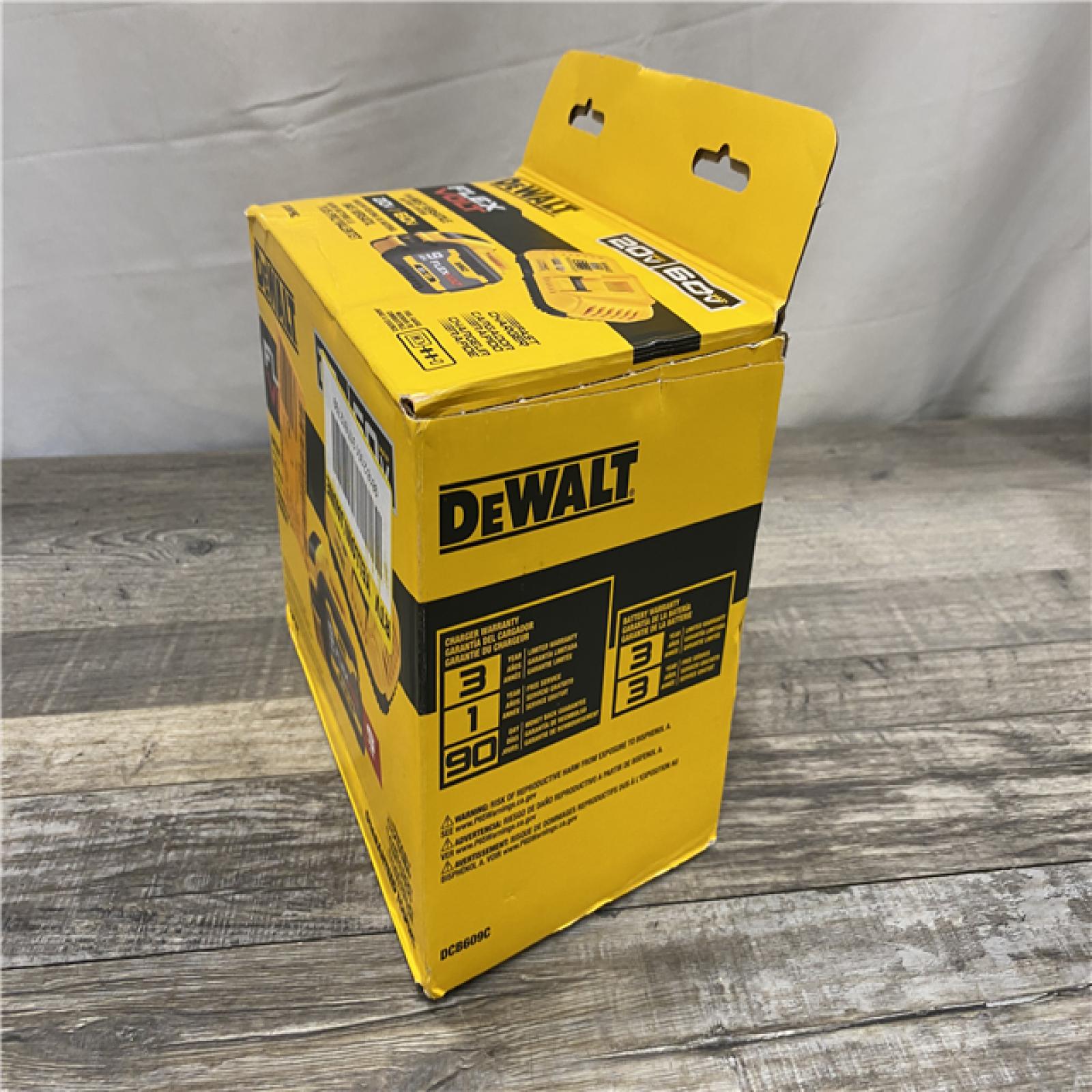 NEW - DEWALT 20V/60V MAX FLEXVOLT Lithium-Ion 9.0Ah Battery and Charger Starter Kit