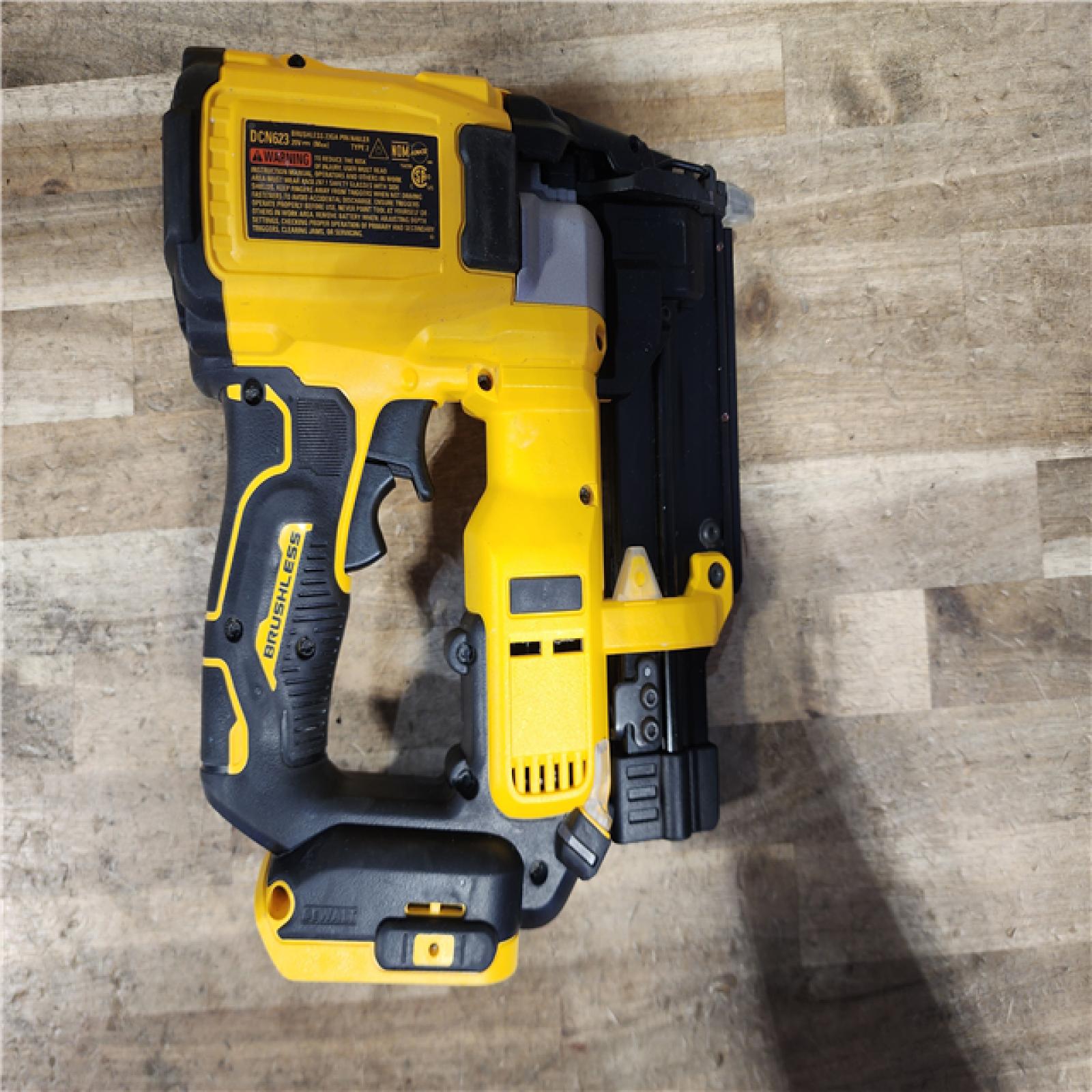HOUSTON LOCATION - AS-IS DEWALT ATOMIC 20V MAX Lithium Ion Cordless 23 Gauge Pin Nailer Kit