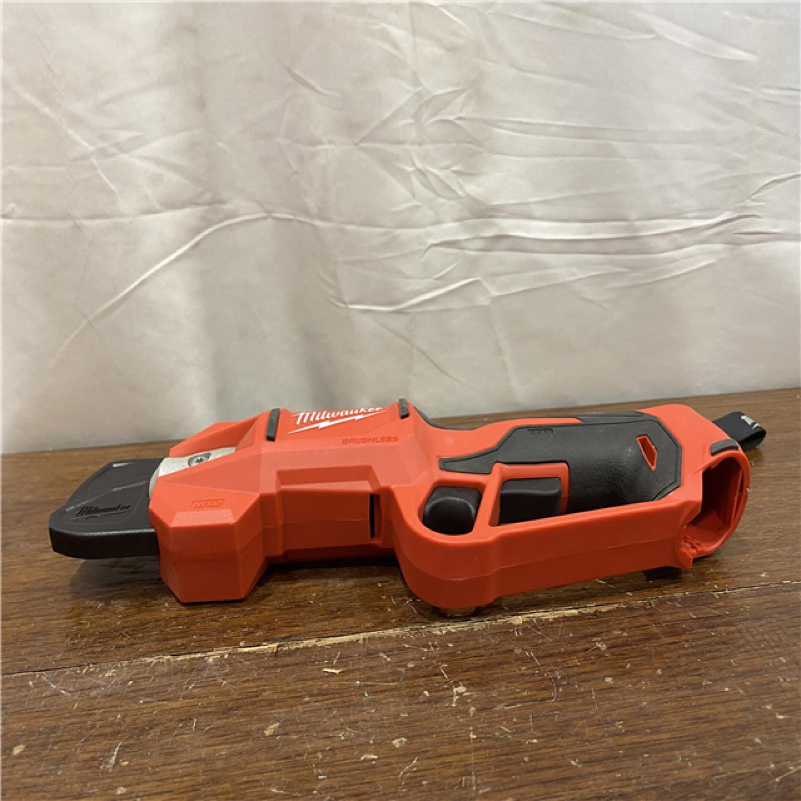 AS-IS Milwaukee 2534-21 M12 Lithium-Ion Brushless Cordless Pruning Shears Kit 2.0 Ah