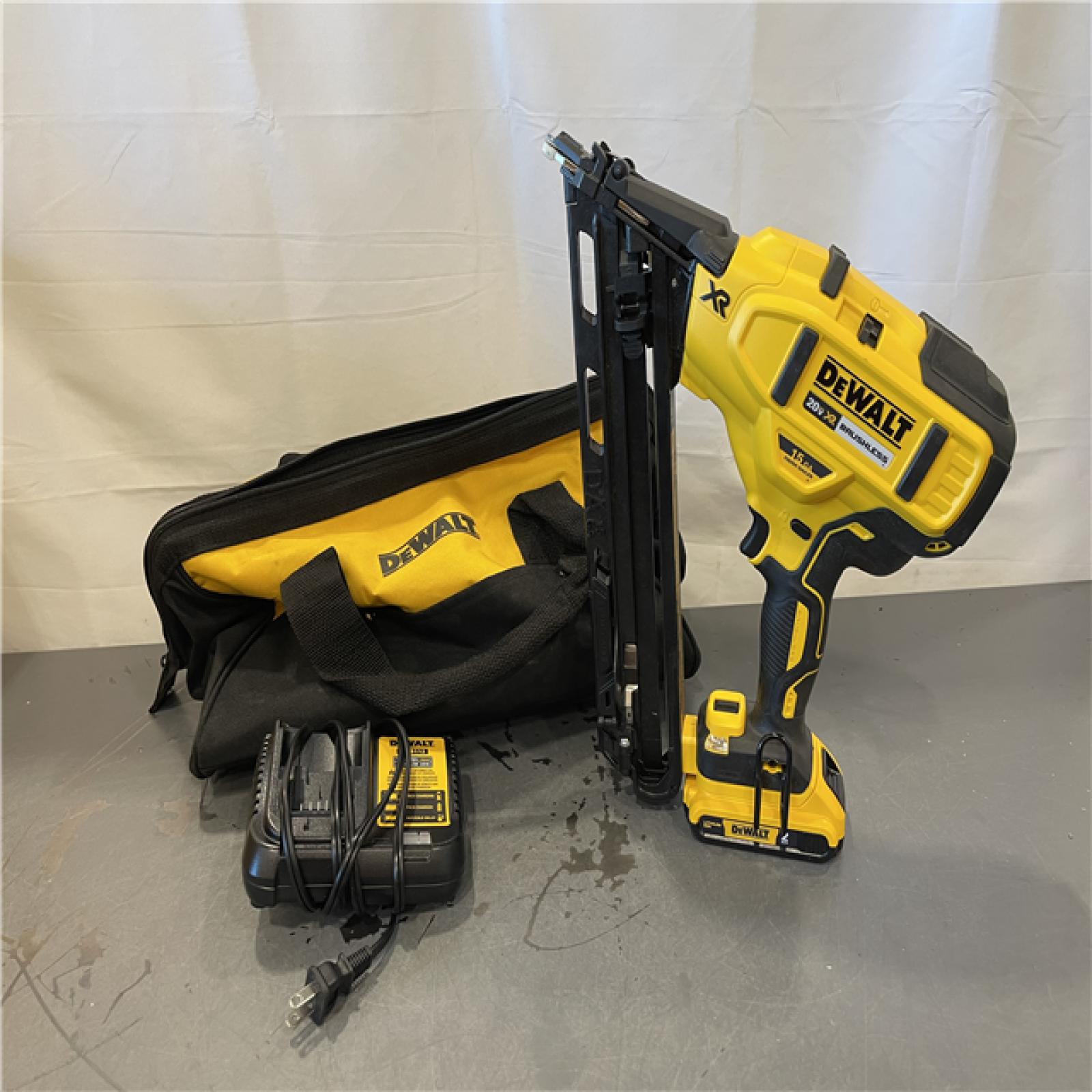 AS-IS - DEWALT 20V MAX XR Lithium-Ion Cordless 2-1/2 in. 15-Gauge Finish Nailer Kit