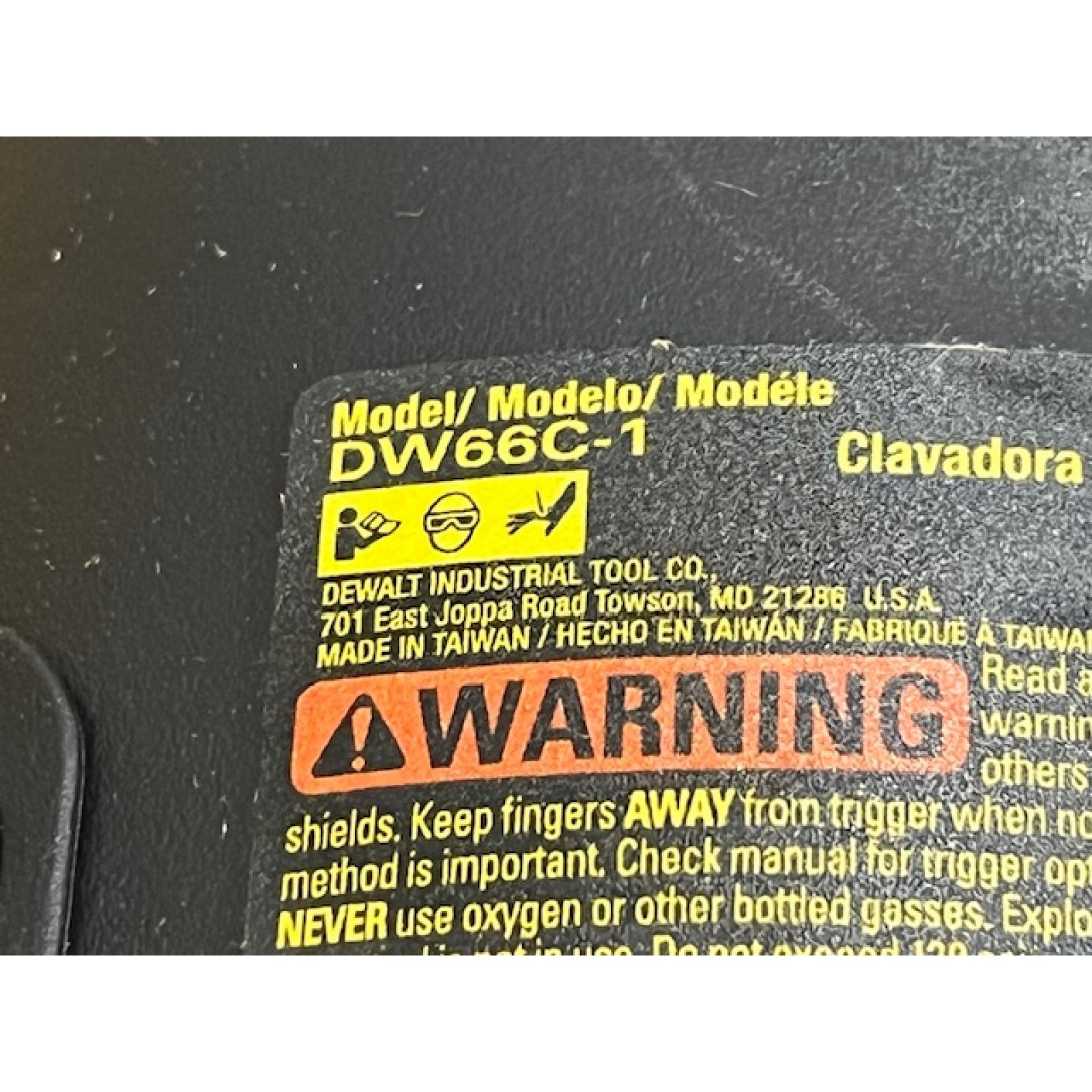 NEW - DEWALT Pneumatic 15-Degree Coil Corded Siding Nailer