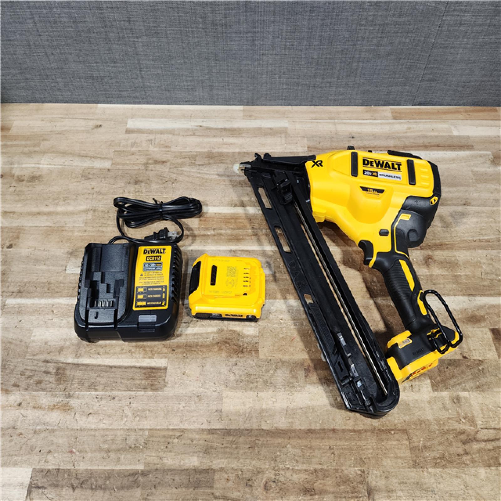 HOUSTON LOCATION - AS - IS DEWALT 20V MAX XR Lithium-Ion Cordless 2-1/2 in. 15-Gauge Finish Nailer Kit