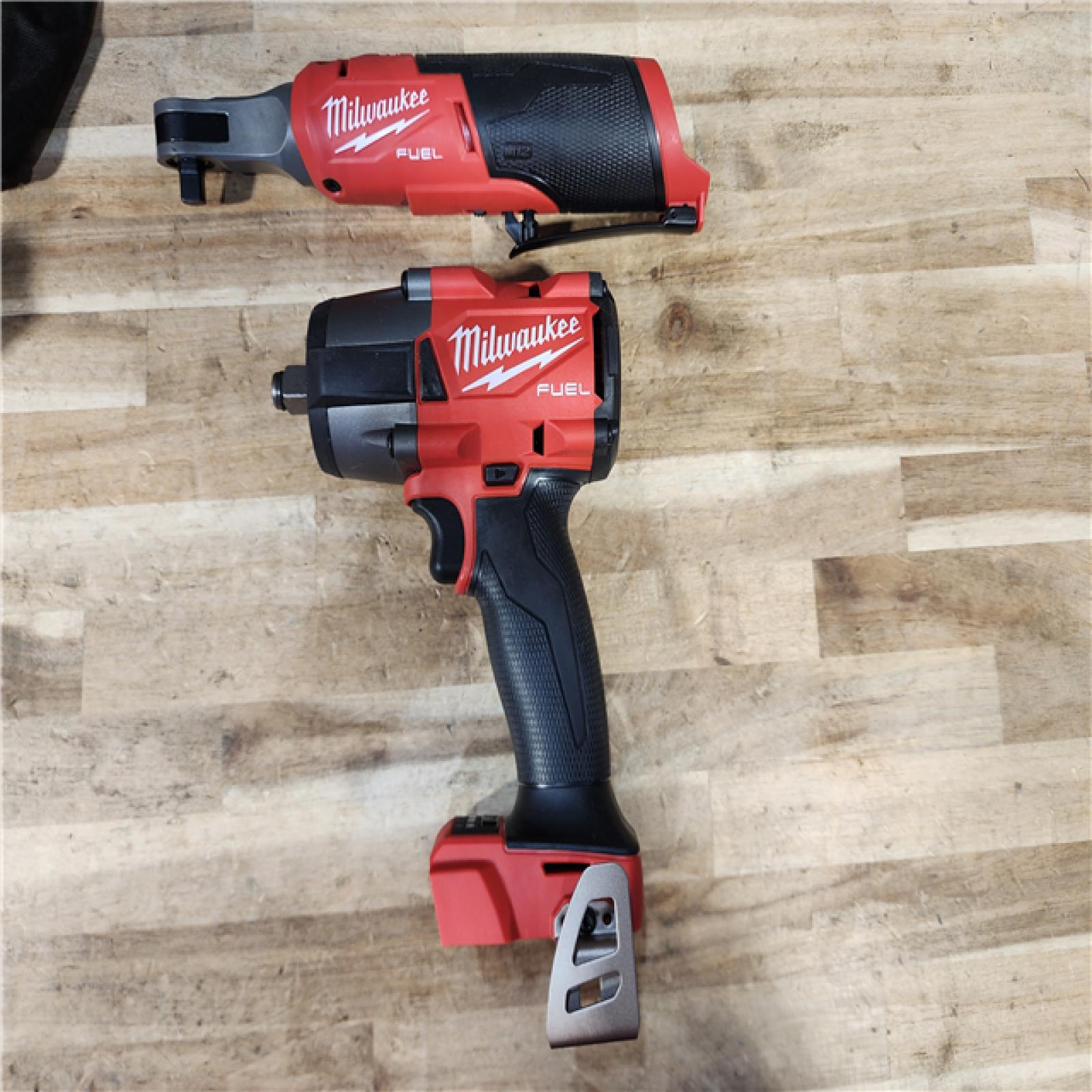 HOUSTON LOCATION - AS-IS MILWAUKEE 2 TOOL COMBO KIT W/ (2) BATTERY & CHARGER