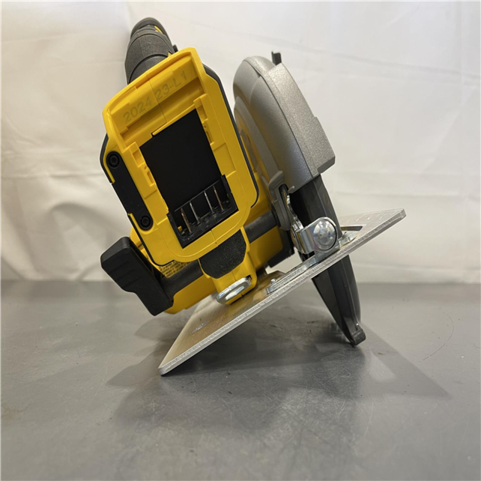 AS-IS - DEWALT 20-Volt MAX 7-1/4 in. Cordless Circular Saw (Tool Only)