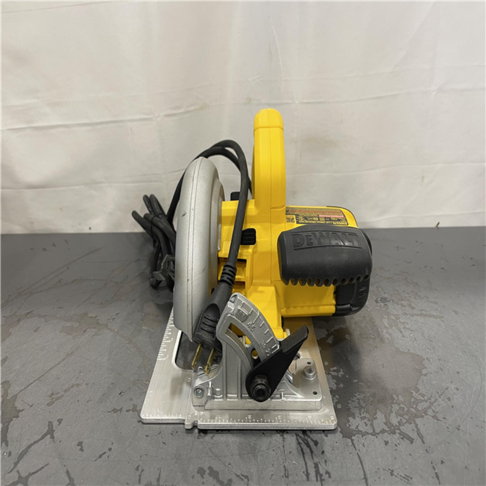 AS-IS- DeWalt 15 Amps 7-1/4 in. Corded Brushed Circular Saw Tool Only