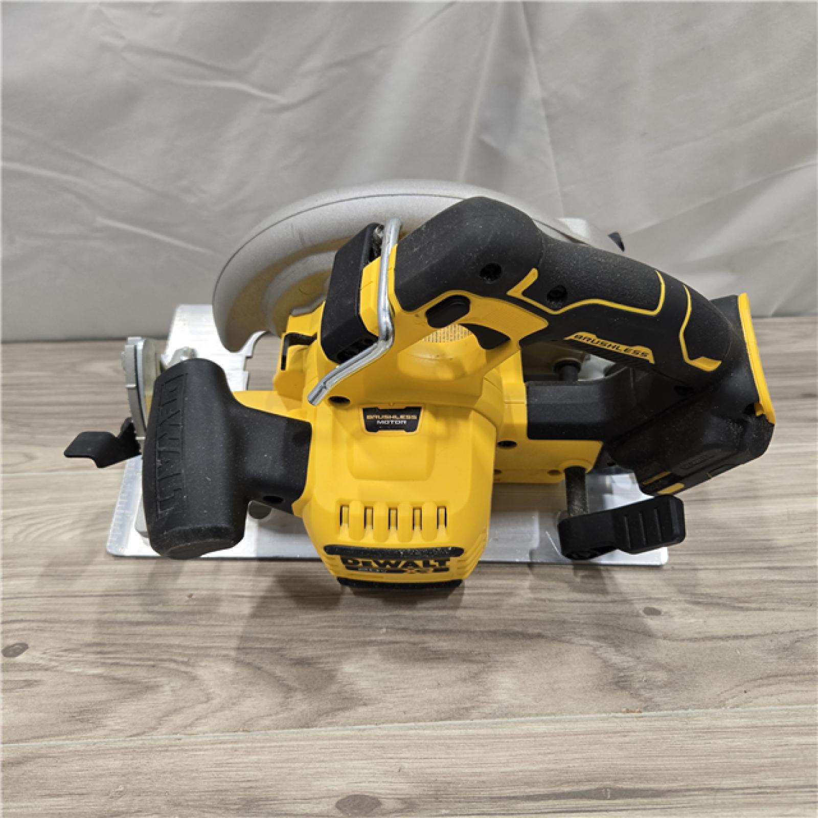 AS-IS DEWALT 20-Volt MAX 7-1/4 in. Cordless Circular Saw (Tool Only)