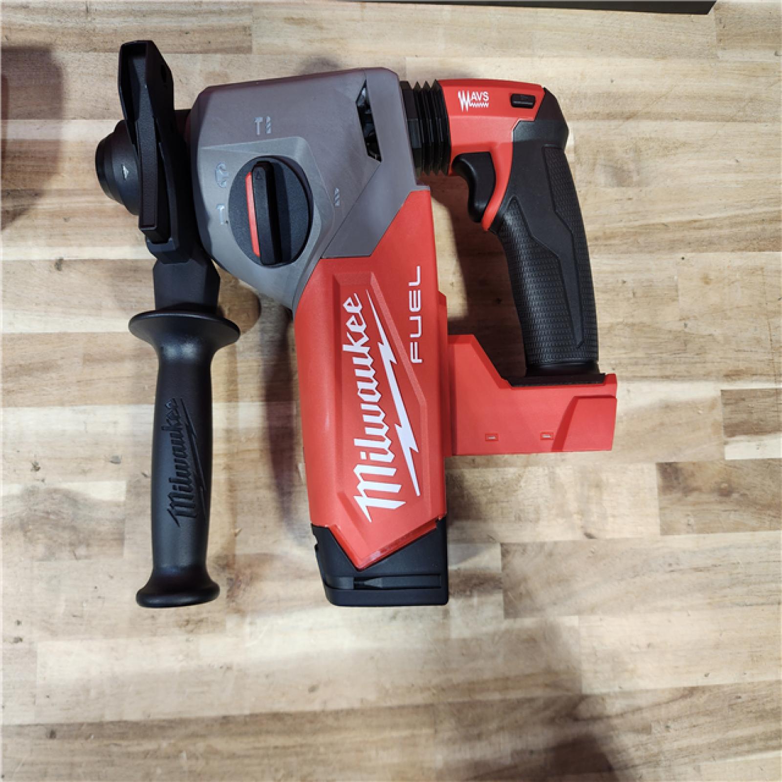 HOUSTON LOCATION - AS-IS (APPEARS LIKE NEW) Milwaukee FUEL 18V Lithium-Ion Brushless 1 in. Cordless SDS-Plus Rotary Hammer Kit