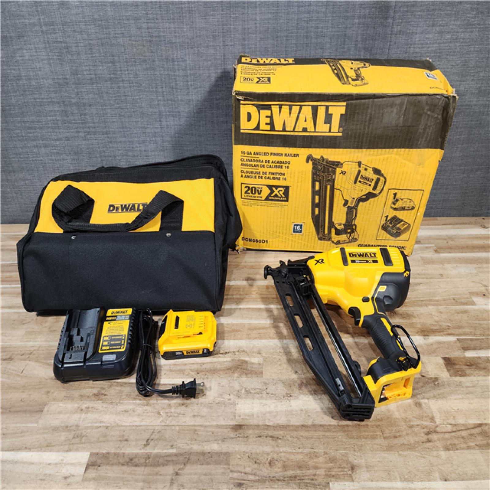 HOUSTON LOCATION - AS-IS DEWALT 20V MAX XR 16-Gauge Electric Cordless Angled Finishing Nailer Kit